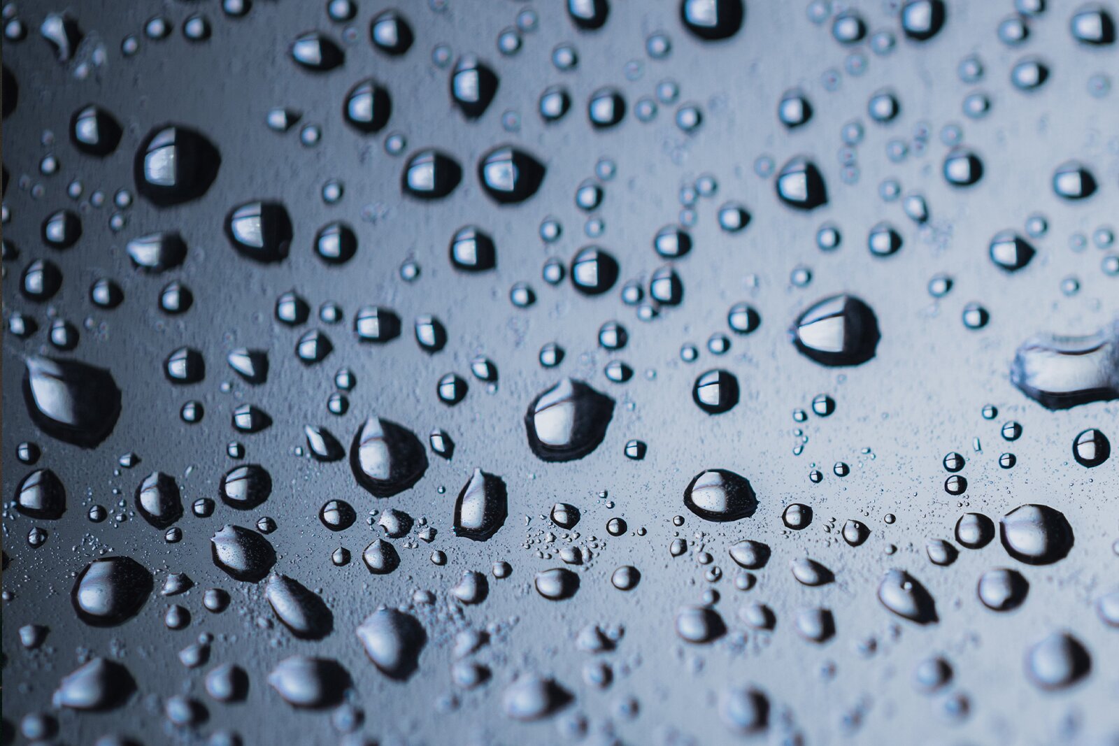 Na zdjęciu ukazano proces skraplania. Na gładkiej powierzchni widoczne są krople wody.