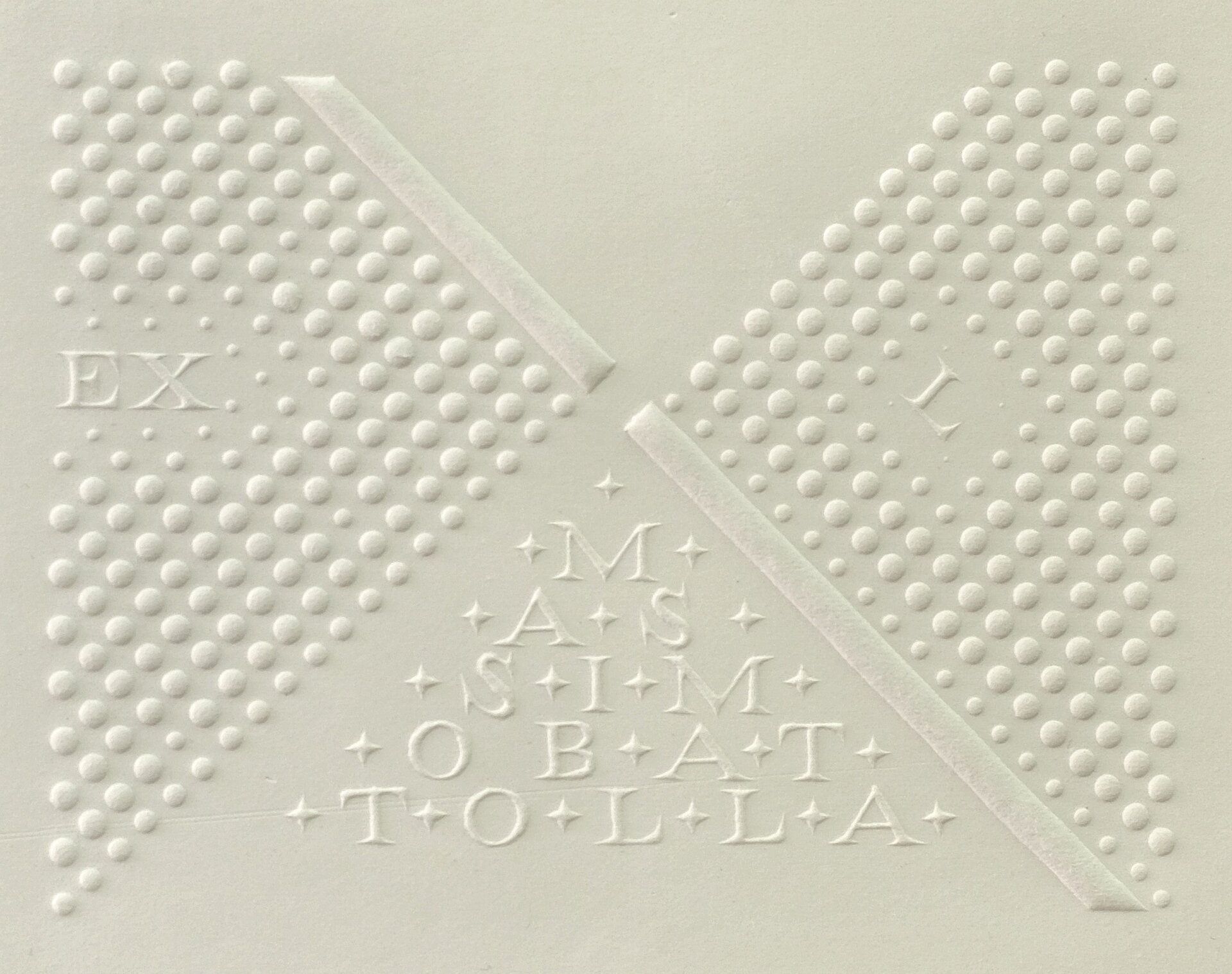 Ilustracja przedstawia pracę Marka Basiula „MassimoBattollaexl”. Praca podzielona jest na cztery części po przekątnej. Lewa i prawa strona to wypukłe kropki. Po przekątnej, z lewego górnego do prawego dolnego rogu znajdują się dwa wypukłe, wąskie czworokąty. Górna część jest gładka, a w dolnej znajdują się litery oddzielone gwiazdkami.