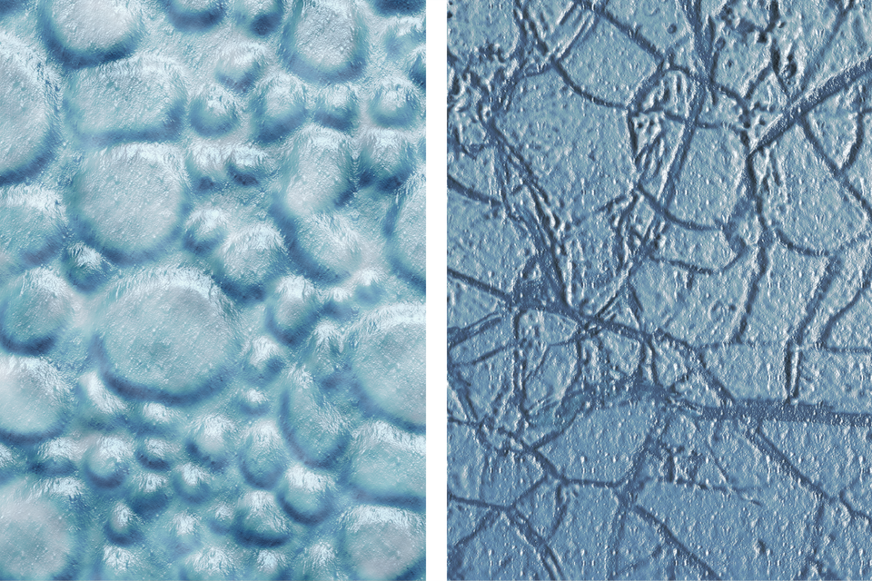 Obraz kremu tradycyjnego (po lewej) i kremu wyprodukowanego na bazie D M S (po prawej) obserwowany przez mikroskop elektronowy. Krem tradycyjny posiada w swojej strukturze różnej wielkości bąbelki, z kolei krem wyprodukowany na bazie D M S ma gładką powierzchnię poprzecinaną licznymi rysami ciemniejszego koloru, w stosunku do reszty powierzchni.