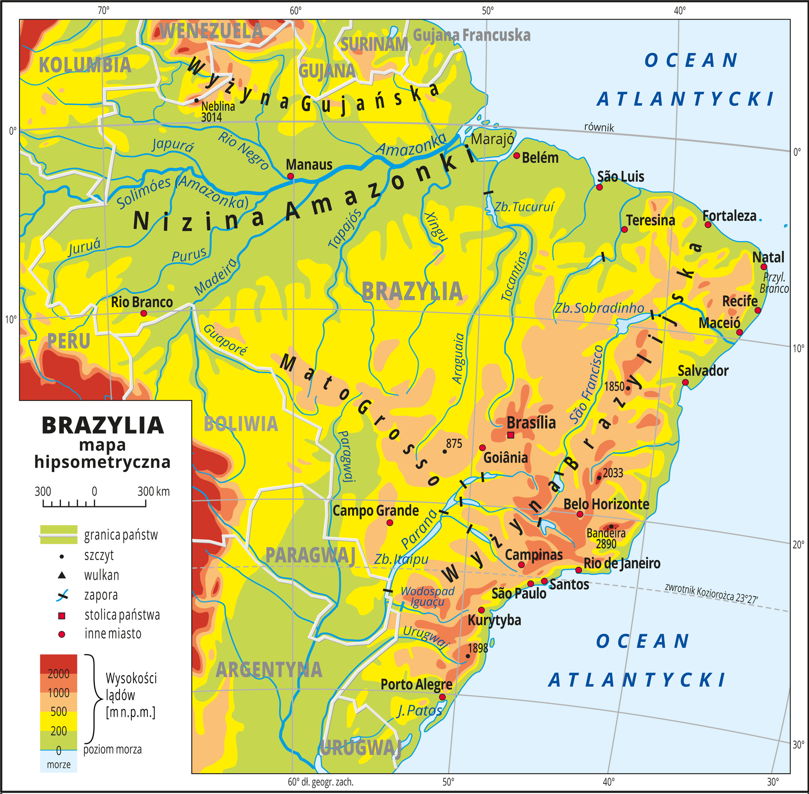 Ilustracja przedstawia mapę hipsometryczną Brazylii. W obrębie lądów występują obszary w kolorze zielonym, żółtym, pomarańczowym i czerwonym. Rozległe niziny wokół największych rzek. Na wschodnim wybrzeżu tereny wyżynne. Morza zaznaczono kolorem niebieskim. Na mapie opisano nazwy półwyspów, wysp, nizin, wyżyn i pasm górskich, mórz, zatok, rzek i jezior. Oznaczono i opisano stolice i główne miasta. Opisano nazwy państw. Oznaczono czarnymi kropkami i opisano szczyty górskie. Mapa pokryta jest równoleżnikami i południkami, które podpisano w białej ramce dookoła mapy, co dziesięć stopni. W legendzie umieszczono i opisano znaki użyte na mapie.