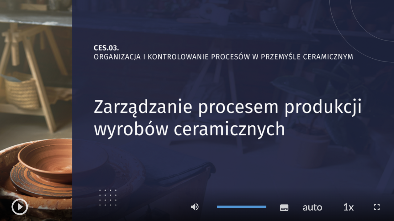 Ilustracja przedstawia ekran z planszą tytułową filmu do lekcji CES.02 Organizacja i kontrolowanie procesów w przemyśle ceramicznym. Tytuł filmu zarządzanie procesem produkcji wyrobów ceramicznych. W tle znajduje się zdjęcie przedstawiające wyroby ceramiczne misy i talerz. Na dole ekranu znajduje się pasek do nawigacji.