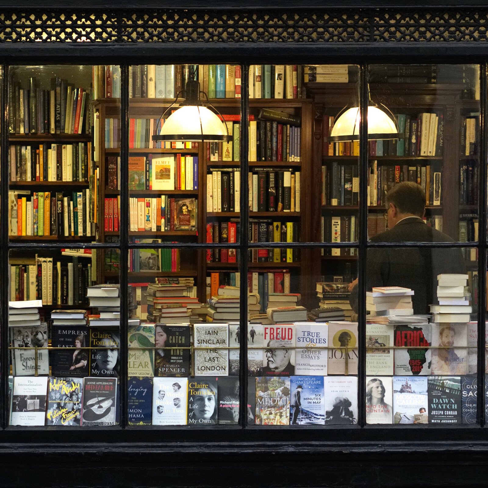 Zdjęcie przedstawia wnętrze księgarni widoczne od strony witryny sklepowej.