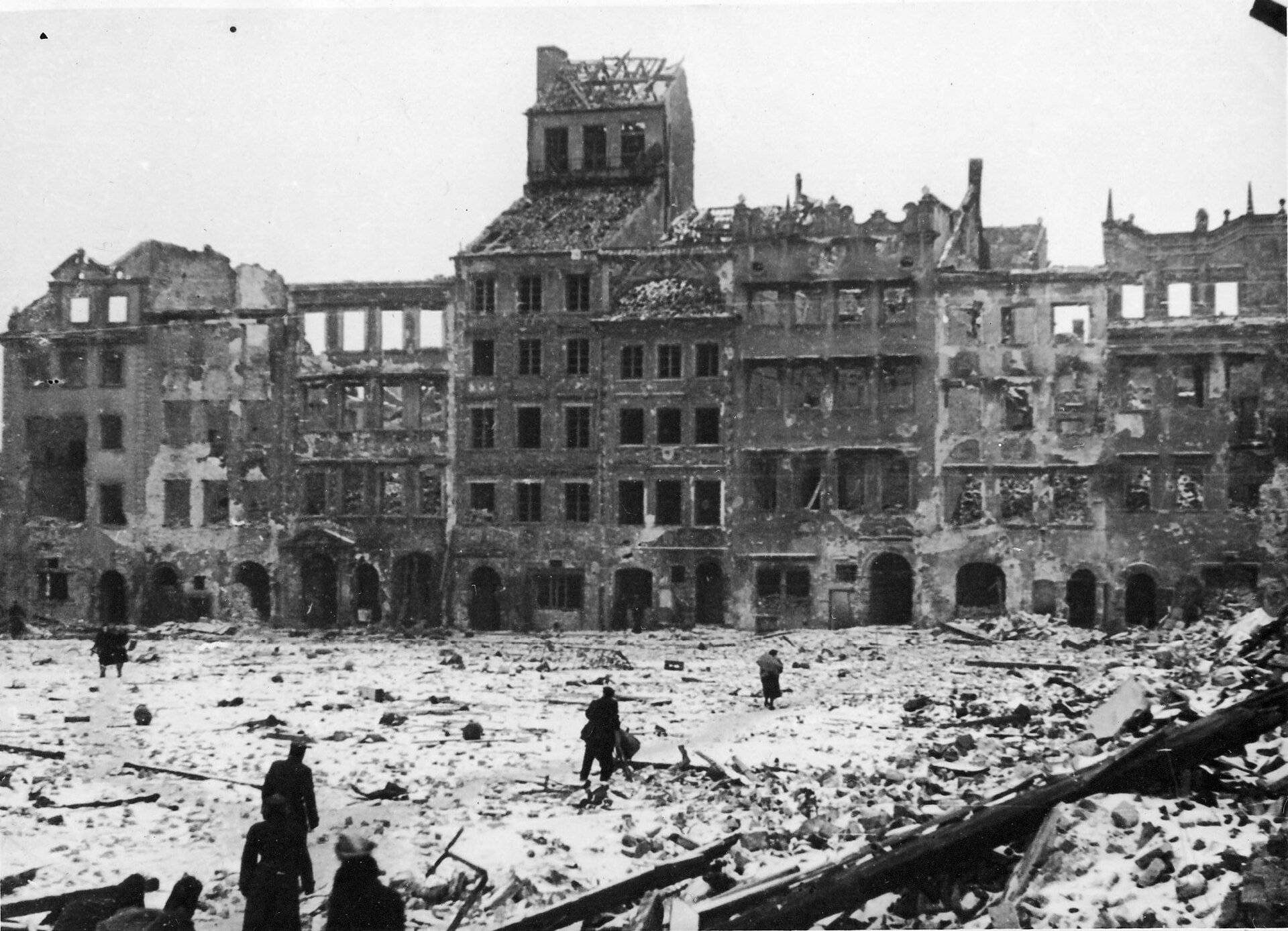 Fotografia przedstawia zniszczony wojną rynek Starego Miasta w Warszawie w 1945 roku.