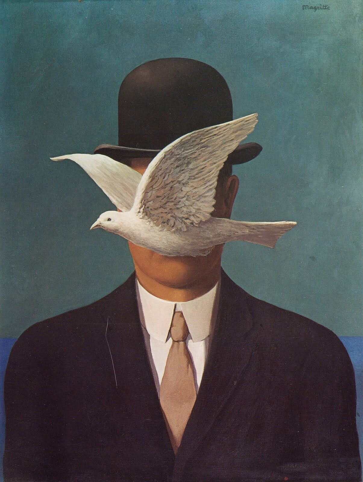 Ilustracja o kształcie pionowego prostokąta przedstawia obraz René Magritte’a „Człowiek w meloniku”. Ukazuje popiersie człowieka w marynarce, białej koszuli i krawacie. Na głowie ma założony melonik. Jego twarz zasłania lecący gołąb skierowany w lewą stronę. Tło jest koloru morskiego. 