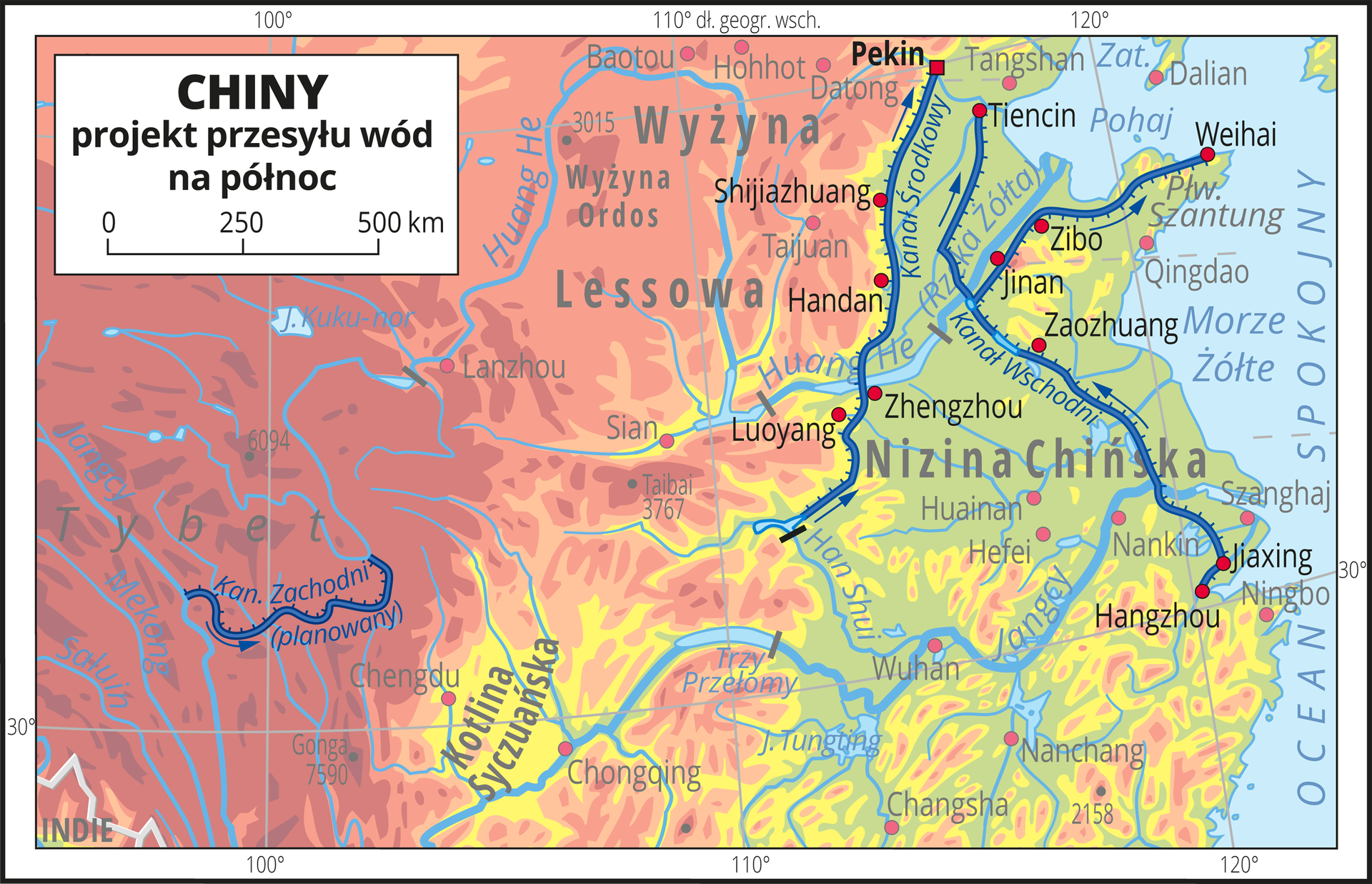 Ilustracja przedstawia fragment obszaru Chin z systemem kanałów umożliwiającym przesyłanie wód na północ. Tłem ilustracji jest mapa hipsometryczna, na której mocniej zaznaczono trzy kanały prowadzące wodę z rzek znajdujących się na południu do rzek płynących na północy. Kanały mają po kilkaset, a nawet ponad tysiąc kilometrów. Przy kanałach oznaczono strzałkami kierunek przesyłu wód w kierunku północy. Rzeki zorientowane równoleżnikowo, kanały południkowo. Mapa pokryta jest równoleżnikami i południkami. Dookoła mapy w białej ramce opisano współrzędne geograficzne co dziesięć stopni.