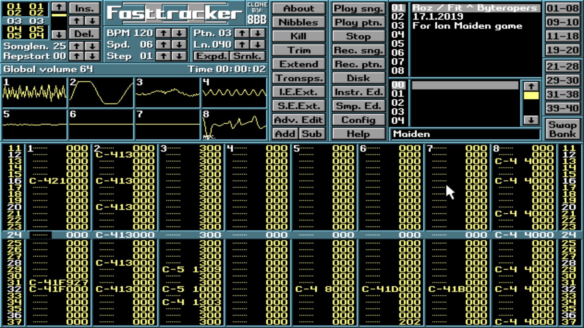 Ilustracja przedstawia interfejs graficzny (GUI) podczas pracy z Fasttracker 2. Lewa górna część obrazka ma niebieskie tło. Jest tam duży biały napis „Fasttracker”, a za nim szara liczba rzymska „II”. Dookoła są białe napisy, szare pola z czarnymi strzałkami i czarnymi napisami oraz żółte liczby na czarnym tle. Poniżej jest osiem prostokątnych, czarnych pól ułożonych w dwóch liniach z niebieskimi ramkami. Na każdym polu znajduje się biała liczba i żółty wykres. Następnie znajdują się dwie kolumny szarych, prostokątnych pól z czarnymi napisami i niebieskimi ramkami. Prawa górna część obrazka ma czarne tło, białe napisy i niebieską ramkę. Obok znajduje się kolumna szarych, prostokątnych pól z czarnymi liczbami i napisami oraz niebieską ramką. Poniżej jest dziesięć kolumn na czarnym tle z niebieskim obramowaniem. W pierwszej i ostatniej kolumnie są żółte i białe liczby, ułożone jedne pod drugimi. Pozostałe kolumny są ponumerowane na biało od 1 do 8. W środku znajdują się żółte liczby i litery. Wers numer 24 zaznaczony jest na niebiesko.