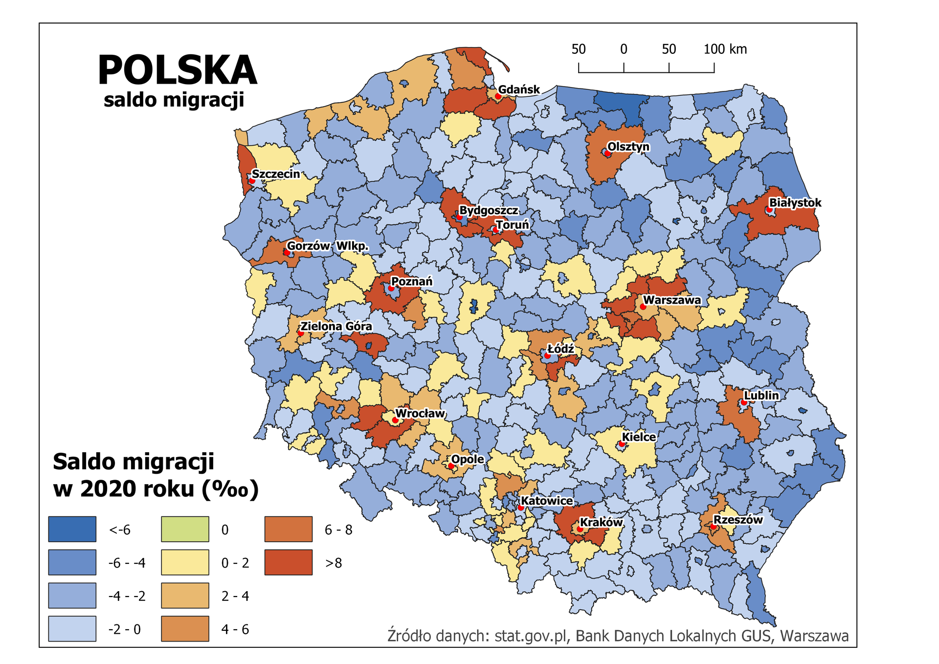 Na mapie przedstawiono saldo migracji w dwa tysiące dwudziestym roku w Polsce wyrażone w promilach. Ilustracja przedstawia mapę Polski z podziałem na powiaty. U góry mapy pozioma podziałka, na której jeden odcinek to pięćdziesiąt kilometrów. Granice powiatów zaznaczone są czarną linią. Czerwonymi kropkami zaznaczono miasta wojewódzkie. W lewym dolnym rogu legenda.
Umieszczono w niej prostokąty z zastosowanymi kolorami na mapie i podano przypisany do nich współczynnik salda migracji.
Najniższe wartości, poniżej minus sześciu promili, oznaczono kolorem ciemnoniebieskim. Większe wartości, kolejno z przedziałów od minus sześciu do minus czterech, od minus czterech do minus dwóch i od minus dwóch do zera promili oznaczono coraz jaśniejszymi odcieniami koloru niebieskiego. Wartość salda migracji wynoszącą zero promili oznaczono kolorem jasnozielonym. Wartości od zera do dwóch promili oznaczono kolorem piaskowym. Wartości z kolejnych przedziałów, od dwóch do czterech promili, od czterech do sześciu promili, od sześciu do ośmiu promili i powyżej ośmiu promili oznaczono coraz ciemniejszymi odcieniami koloru pomarańczowego, a ostatni oznaczono kolorem czerwonym.
Najwyższy współczynnik salda migracji (zazwyczaj o wartości powyżej ośmiu promili) występuje w powiatach skupionych wokół miast wojewódzkich, a najniższy, to znaczy o wartościach ujemnych, w powiatach położonych dalej od powiatów otaczających największe miasta. Najwięcej powiatów o ujemnym saldzie migracji jest w województwach położonych na północnym‑wschodzie, wschodzie, i południowo wschodnim rejonie kraju.