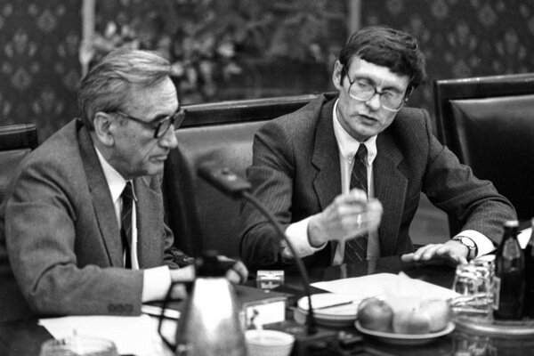 Fotografia czarno-biała przedstawiająca Premiera Tadeusza Mazowieckiego, a obok niego ministra skarbu Leszka Balcerowicza.