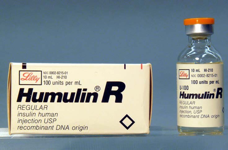 Zdjęcie przedstawia opakowanie leku Humulin. To pudełko i fiolka z napisem Humulin R, regular, insulin human, injection USP, recominat DNA orgin, 10 ml, 100 units per mL.
