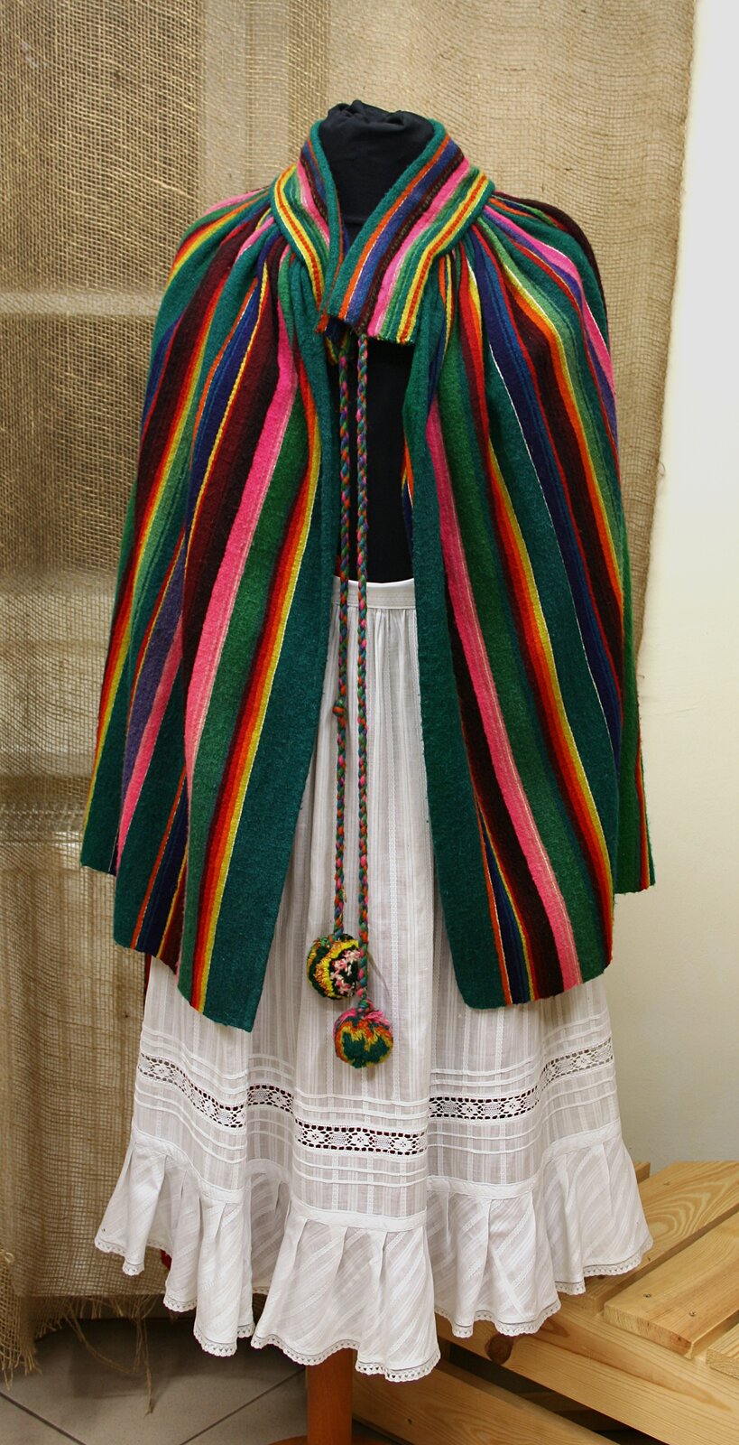 Zdjęcie ukazuje tradycyjny strój częstochowski. Strój dziewczęcy składa się z białej bluzki wykończonej przy falbanką. Bluzkę przykrywa marynarka, w podłużne kolorowe pasy.