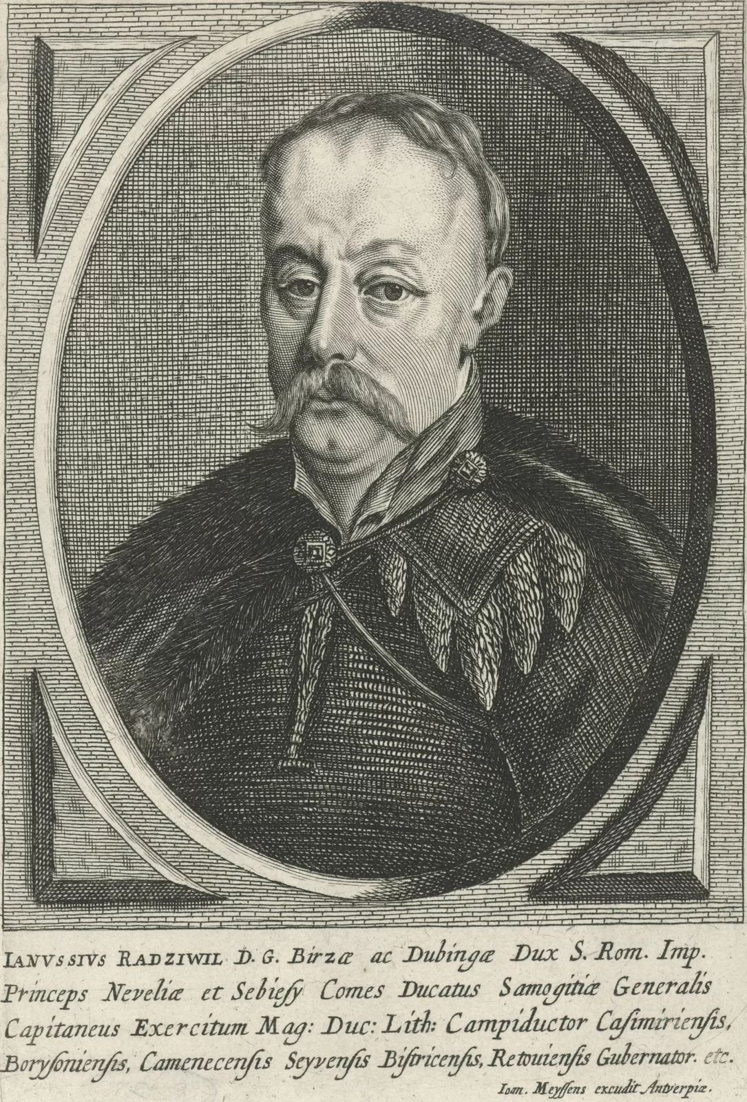 Kliknij, aby powiększyć. Na ilustracji przedstawiono portret Janusza Radziwiłła. Ma on długie wąsy oraz wygolone boki i zakola. Portret znajduje się w ramce. Ramiona okrywa płaszcz spięty pod szyją ozdobą.