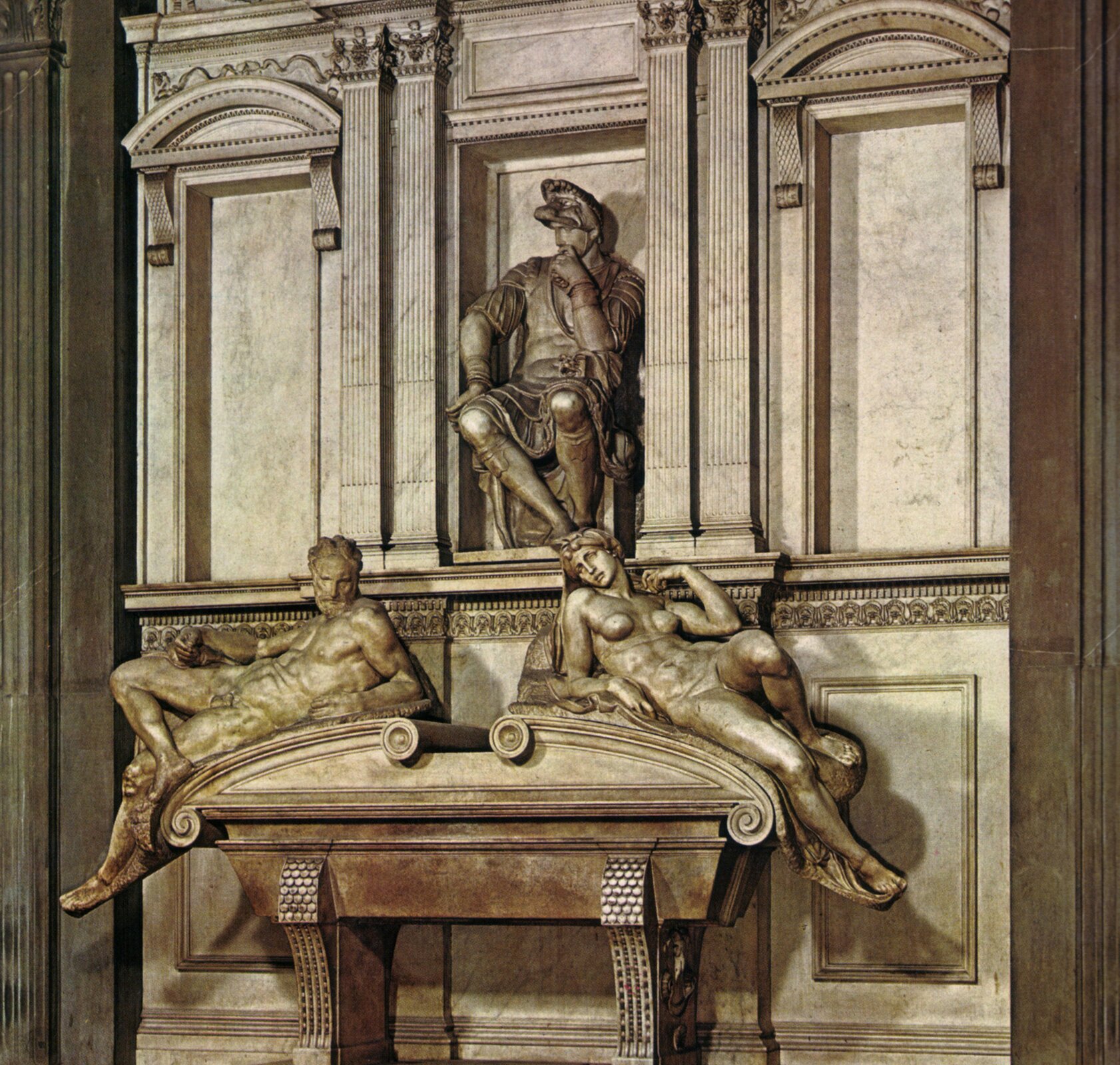 Fotografia barwna przedstawiająca nagrobek Lorenzo II de 'Medici w tak zwanej Starej Zakrystii w Bazylice di San Lorenzo we Florencji (1526-1534).