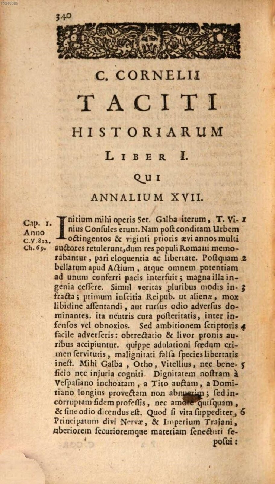 Ilustracja przedstawia stronę z „Dziejów” Tacyta. Na jasnym tle znajduje się tekst w języku łacińskim zapisany drukowanymi literami. U góry tekstu umieszczono czarny prostokątny motyw dekoracyjny. 
