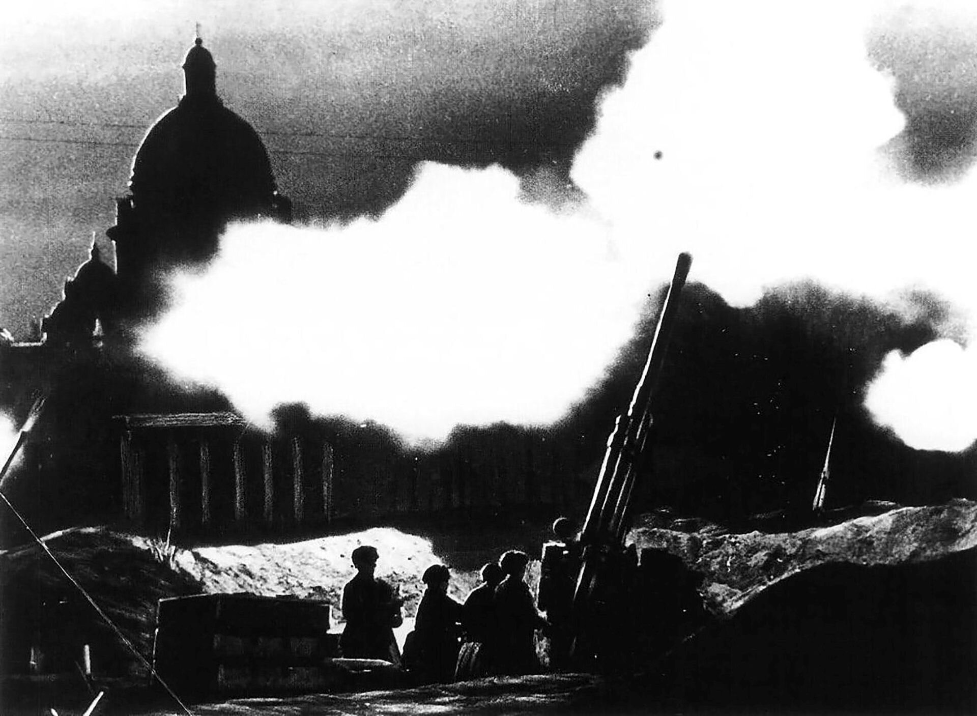 Ilustracja przedstawia ogień dział przeciwlotniczych umieszczonych w okolicy katedry św. Izaaka w Leningradzie w 1941 roku. Grafika powiązana jest z VII symfonią Leningradzką, która powstała w czasie poprzedzającym atak wojsk hitlerowskich i blokadę Leningradu.