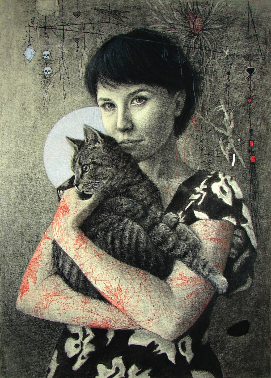 Ilustracja przedstawia obraz Ewy Bińczyk „Autoportret z Filipem”. Ukazuje kobietę trzymającą szarego kota w czarne prążki. Ubrana jest w czarną suknie w białe kwiaty. Na jej rękach znajdują się czerwone wzory z linii. Przytula zwierzę, które spogląda w lewą stronę. Na szarym tle w abstrakcyjne rysunki znajduje się koło które jest dokładnie za głową kota i przypomina nimb.