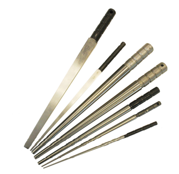 Ilustracja przedstawia siedem rygli, rygle używane są do kształtowania i klepania obrączek. Rygle to igły z zakończeniami okrągłymi, kwadratowymi lub owalnymi.