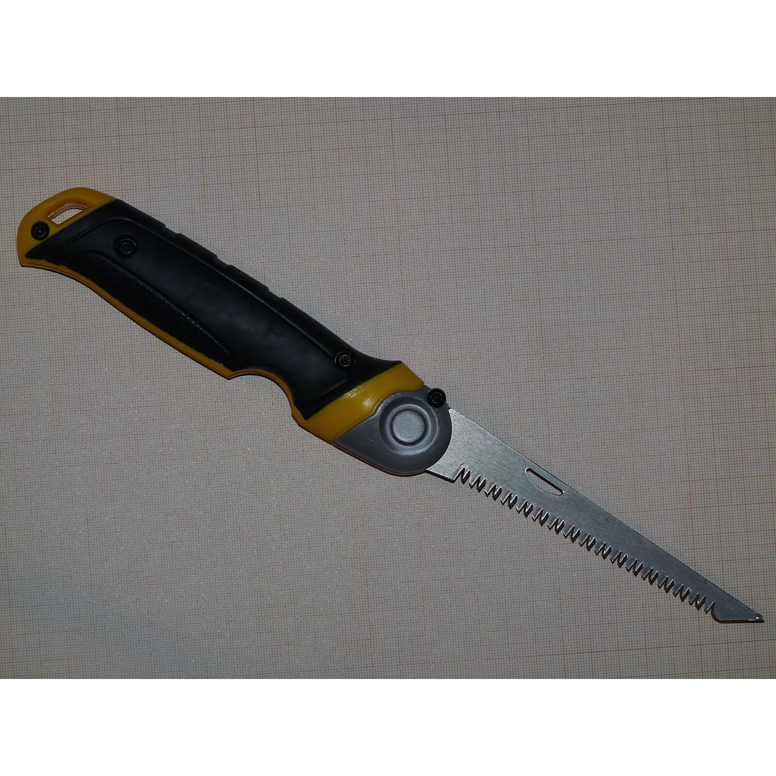 Zdjęcie przedstawia nóż z ząbkowanym ostrzem do cięcia gałęzi. 