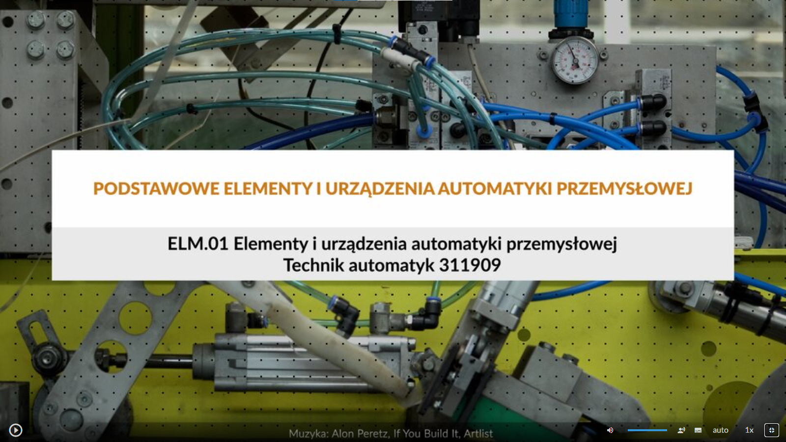 Ilustracja przedstawia ekran startowy filmu. Na środku ekranu znajduje się prostokątna plansza z tytułem filmu: Podstawowe elementy i urządzenia automatyki przemysłowej. Poniżej określona jest kwalifikacja zawodowa. Na dole znajduje się pasek odtwarzania składający się z elementów omówionych poniżej.
