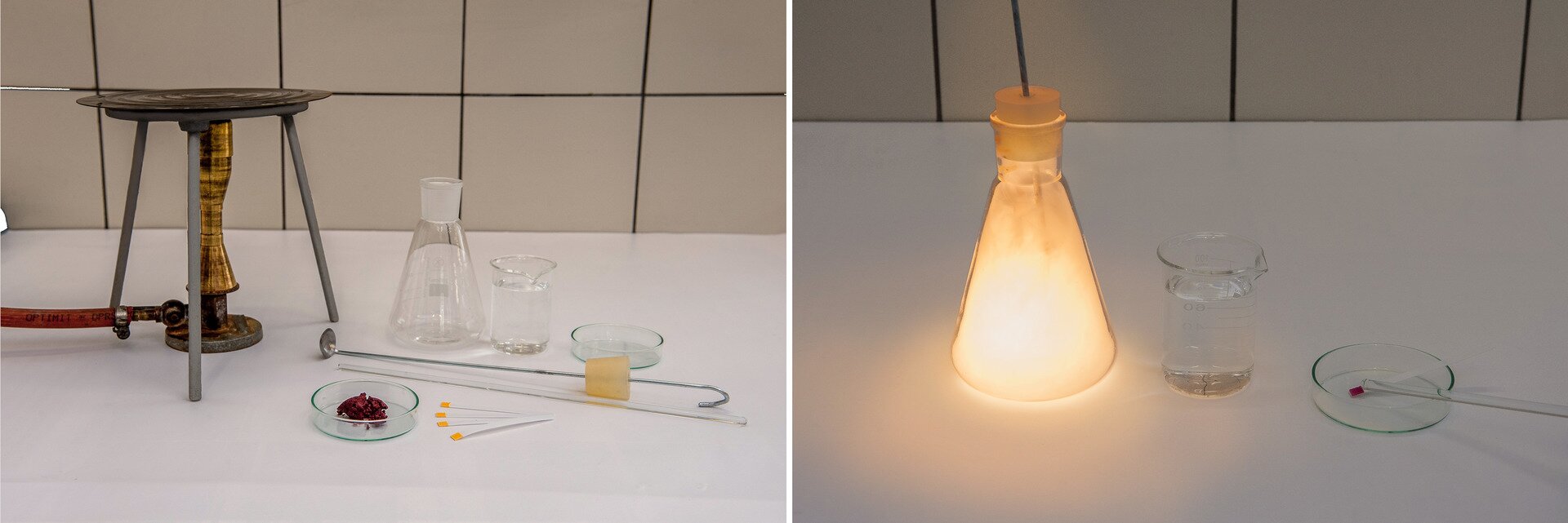 Ilustracja przedstawia przygotowanie kwasu fosforowego pięć phosphoric acid. Ilustracja składa się z dwóch małych obrazków. Na pierwszym obrazku widzimy palnik, trzy szklane pojemnik (jeden o kształcie trójkątnym - kolba stożkowa, drugi przypominający szklankę - zlewka, trzeci płaski szklany spodek w wysokim brzegiem. Wszystkie trzy pojemniki są puste obok leży łyżeczka z długą rączką przeznaczona do spalań. W czwartym spodku znajduje się czerwono-brązowa substancja (fosfor czerwony) oraz szpatułki do mieszania 4. Na drugim obrazku widać płonącą substancję w kolbie zamkniętej korkiem, obok stoi zlewka wypełniona cieczą, na spodeczku leży ubrudzona brązową substancją łyżeczka.