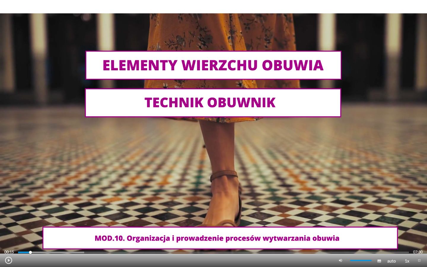 Grafika przedstawia ekran odtwarzacza animacji. W centralnej części tytuł: Elementy wierzchu obuwia. Technik obuwnik. MOD.10. Organizacja i prowadzenie procesów wytwarzania obuwia.  W tle zdjęcie przedstawiające nogi kobiety w butach. W dolnej części znajdują się ikony nawigacyjne. W lewym dolnym rogu jest ikona trójkąta w kole, która służy do włączenia/wyłączenia filmu. Pośrodku dolnej części znajduje się ikona głośnika, a obok niego jest niebieska linia regulacji poziomu głośności. Obok jest ikona przedstawiająca fragment sylwetki człowieka (głowa i górna część tułowia), która służy do włączenia audiodeskrypcji. Po prawej stronie głowy znajdują się dwa białe półkola - zewnętrzne większe, wewnętrzne mniejsze. Obok znajduje się biały prostokąt z czarnymi, małymi polami w dolnej części, który służy do włączenia napisów. Obok napis "auto", który służy do zmiany jakości odtwarzania filmu. Dalej na prawo napis: "jeden x". Służy on do zmiany tempa odtwarzania filmu. W prawym dolnym rogu białe, przerywane kontury kwadratu. Ikona ta służy do włączenia trybu pełnoekranowego. 
