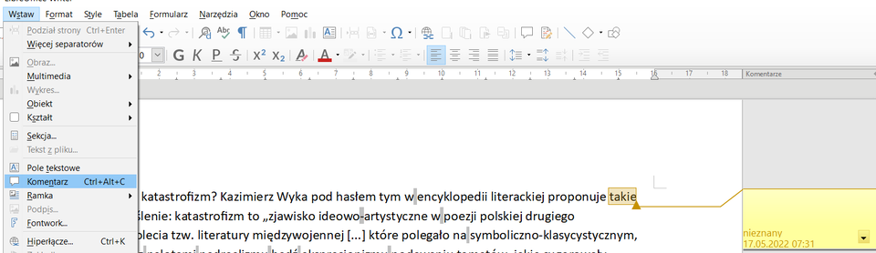 Ilustracja przedstawia fragment paska narzędzi w programie  LibreOffice Writer . W górnej części widoczne są zakładki: Wstaw, Format, Style, Tabela, Formularz, Narzędzia, Okno, Pomoc. Wybrana jest zakładka Wstaw, poniżej znajduje się lista z pozycjami: Podział strony Ctrl+Enter, Więcej separatorów, Obraz…, Multimedia, Wykres…, Obiekt, Kształt, Sekcja…, Tekst z pliku…, Pole tekstowe, Komentarz Ctrl+Alt+C, Ramka, Podpis…, Fontwork…, Hiperłącze… . Wybrana jest pozycja z listy: Komentarz Ctrl+Alt+C. Jeden z wyrazów w tekście jest zaznaczony, a obok, na marginesie znajduje się żółty dymek.