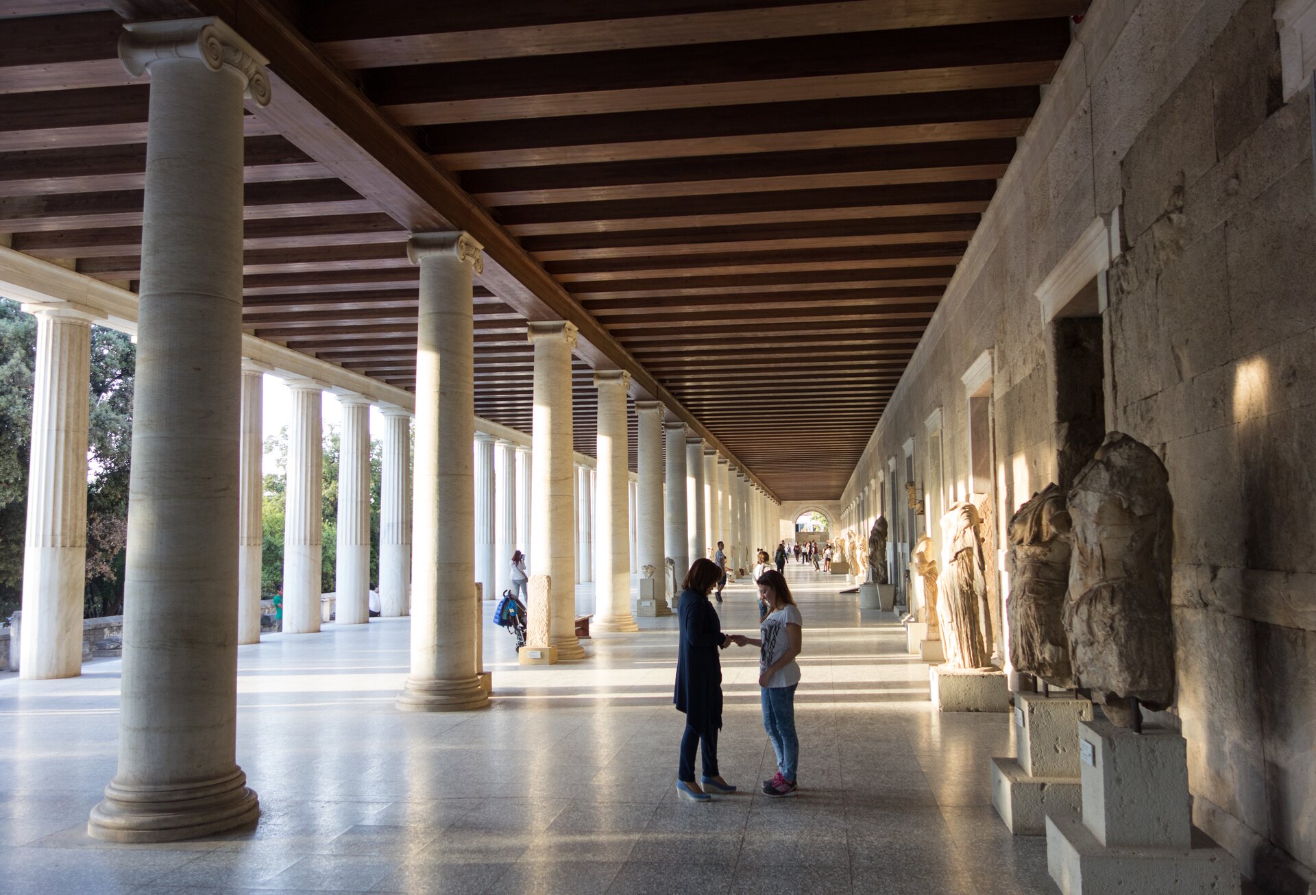 Na ilustracji jest stoa, czyli grecka ozdobna hala kolumnowa, służąca do handlu i do spotkań publicznych.