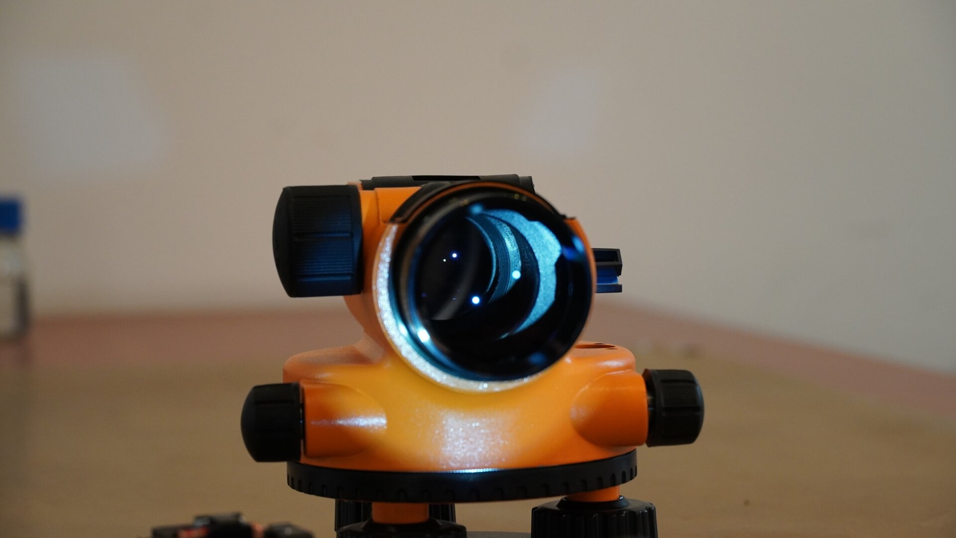 Na zdjęciu przedstawiono niwelator od strony obiektywu.