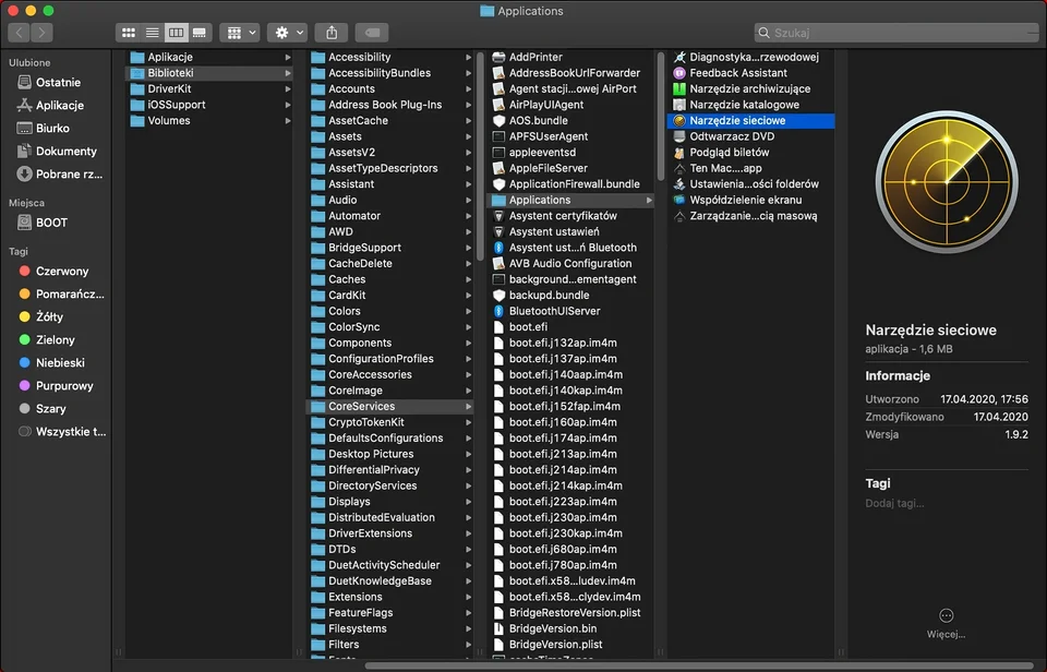 Ilustracja przedstawia okno Finder w systemie MacOS. Ukazana jest lokalizacja Narzędzia sieciowego, znajduje się ono kolejno w folderach: Biblioteki, CoreServices, Applications. 