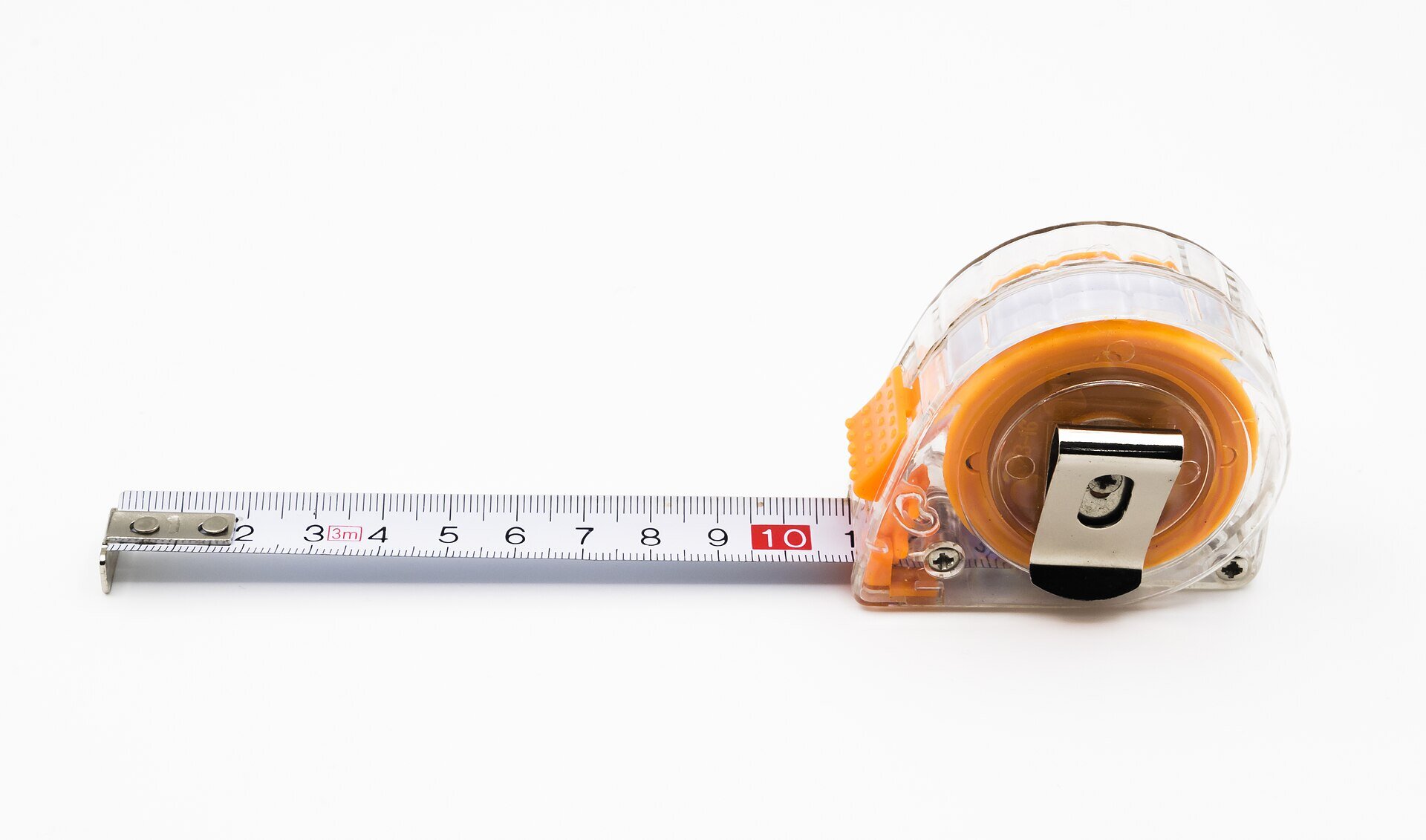Zdjęcie przedstawia taśmę mierniczą. Jest to taśma z miarką w milimetrach automatycznie się zwijająca.