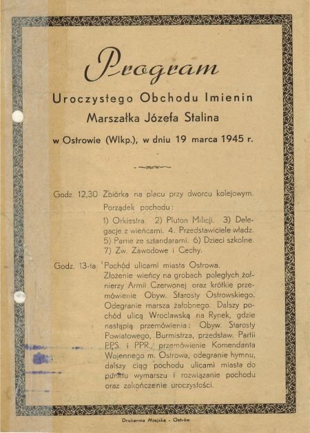 Szara ulotka przedstawia dokładny plan obchodów imienia Marszałka Józefa Stalina. Krawędzie ulotki ozdobione są ziemnym wzorem. 