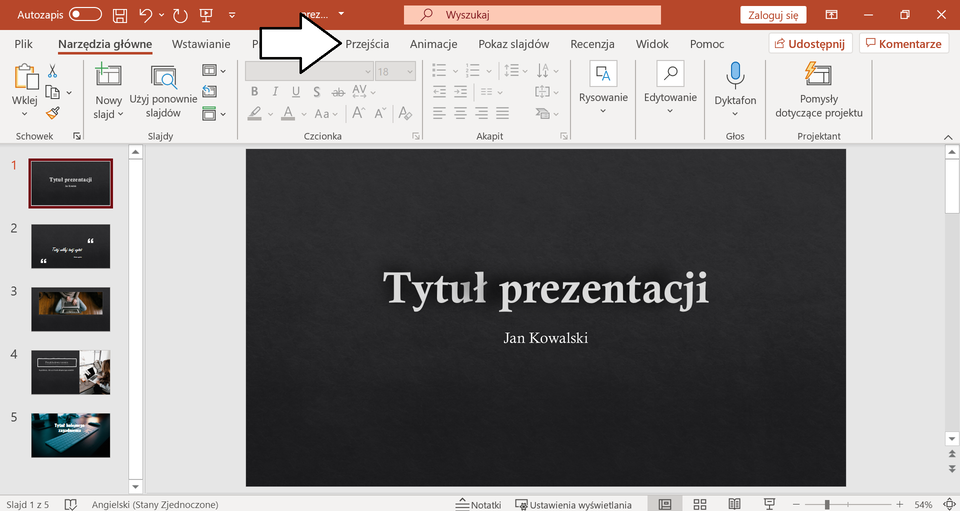 Ilustracja przedstawia otwarty program PowerPoint. Jest w nim otwarta prezentacja. U góry na pasku zadań włączona jest kategorie Narzędzia główne. Duża strzałka wskazuje aby włączyć kategorię Przejścia. 