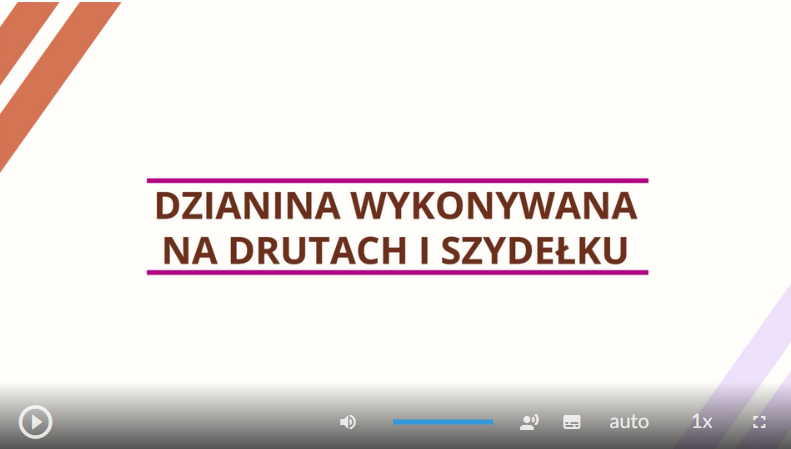 Grafika przedstawia ekran odtwarzacza animacji. W centralnej części tytuł animacji: Dzianina wykonywana na drutach i szydełku. W dolnej części znajdują się ikony nawigacyjne. W lewym dolnym rogu jest ikona trójkąta w kole, która służy do włączenia/wyłączenia filmu. Pośrodku dolnej części znajduje się ikona głośnika, a obok niego jest niebieska linia regulacji poziomu głośności. Obok jest ikona przedstawiająca fragment sylwetki człowieka (głowa i górna część tułowia), która służy do włączenia audiodeskrypcji. Po prawej stronie głowy znajdują się dwa białe półkola - zewnętrzne większe, wewnętrzne mniejsze. Obok znajduje się biały prostokąt z czarnymi, małymi polami w dolnej części, który służy do włączenia napisów. Obok napis "auto", który służy do zmiany jakości odtwarzania filmu. Dalej na prawo napis: "jeden x". Służy on do zmiany tempa odtwarzania filmu. W prawym dolnym rogu białe, przerywane kontury kwadratu. Ikona ta służy do włączenia trybu pełnoekranowego. 