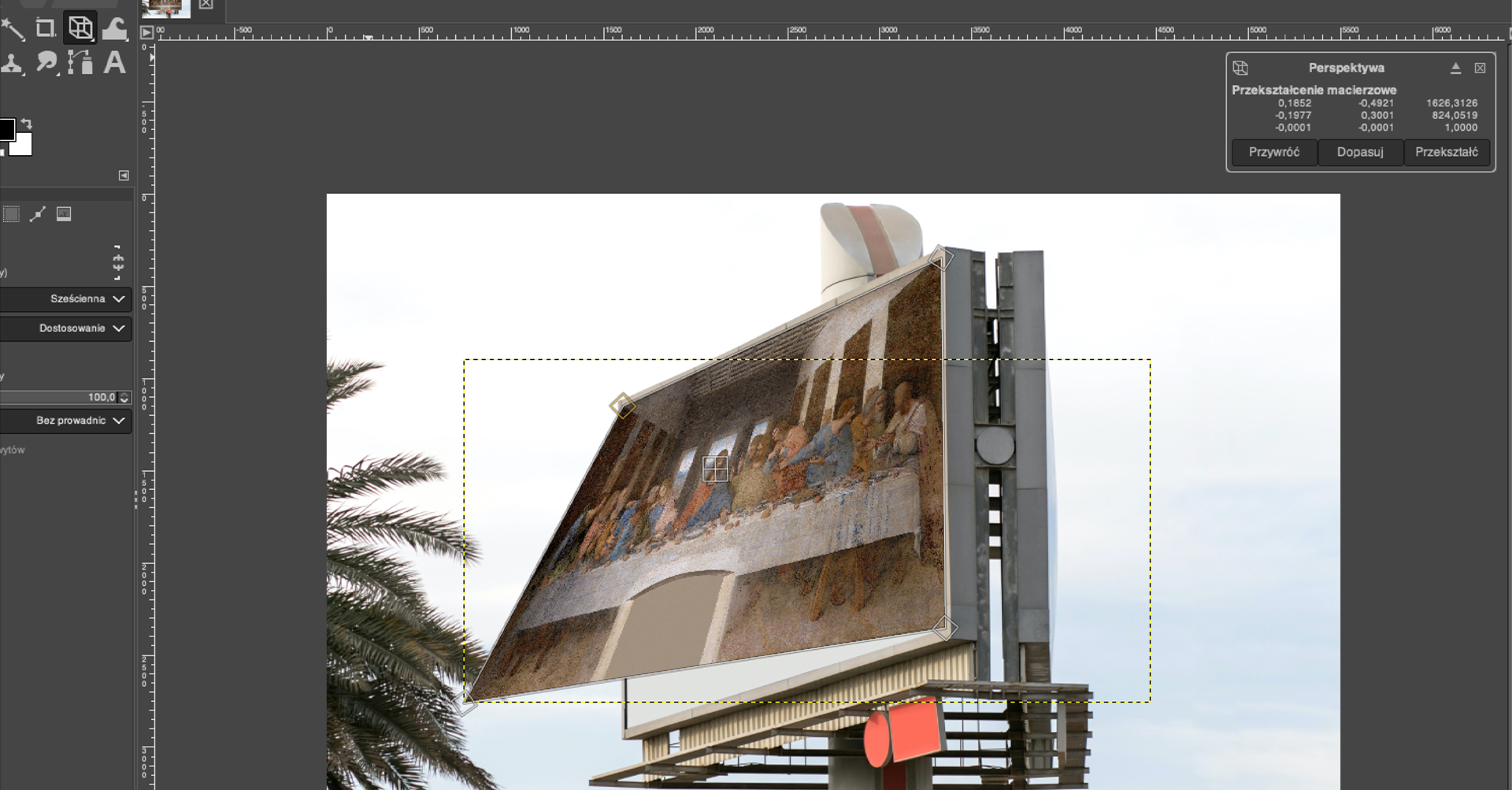 Ilustracja przedstawia okno programu. W obszarze roboczym jest obraz Leonarda da Vinci nakładany na banner. 