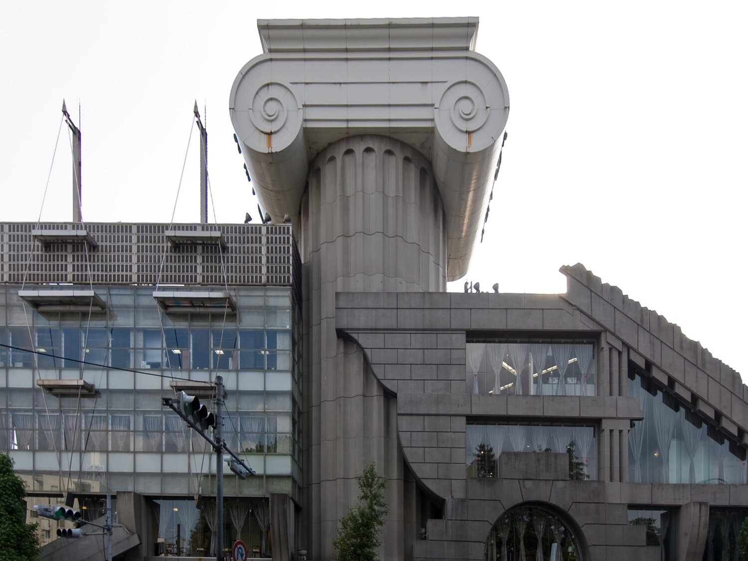 Zdjęcie przedstawia blok z betonu, w którego środku widoczna jest górująca nad nim kolumna. 