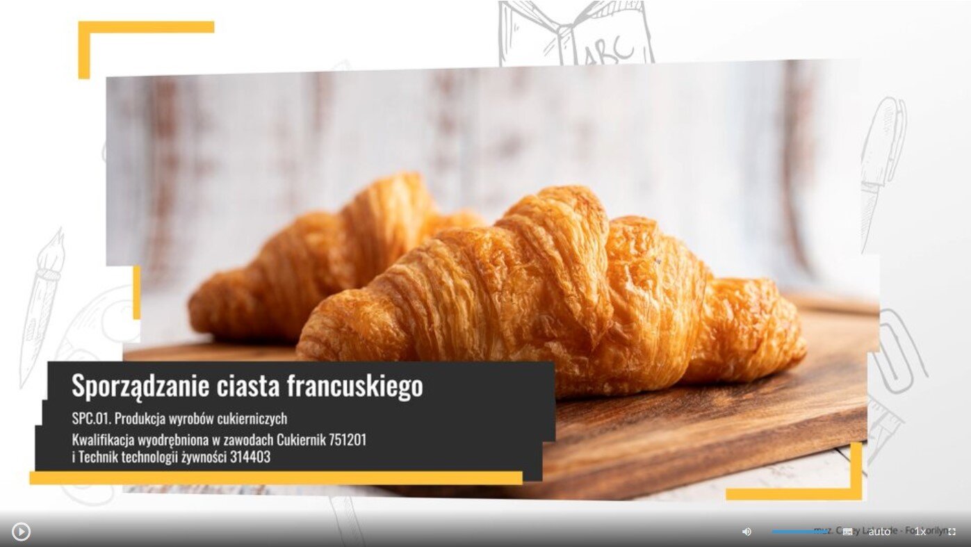 Grafika przedstawia widok ujęcia początkowego filmu instruktażowego zatytułowanego Sporządzanie ciasta francuskiego. Na grafice widać pasek sterowania filmem, który zawiera przycisk startu film, suwak głośności filmu, przycisk włączenia napisów, przycisk wyboru jakości odtwarzanego filmu, przycisk wyboru prędkości odtwarzania filmu oraz przycisk włączenia pełnego ekranu.