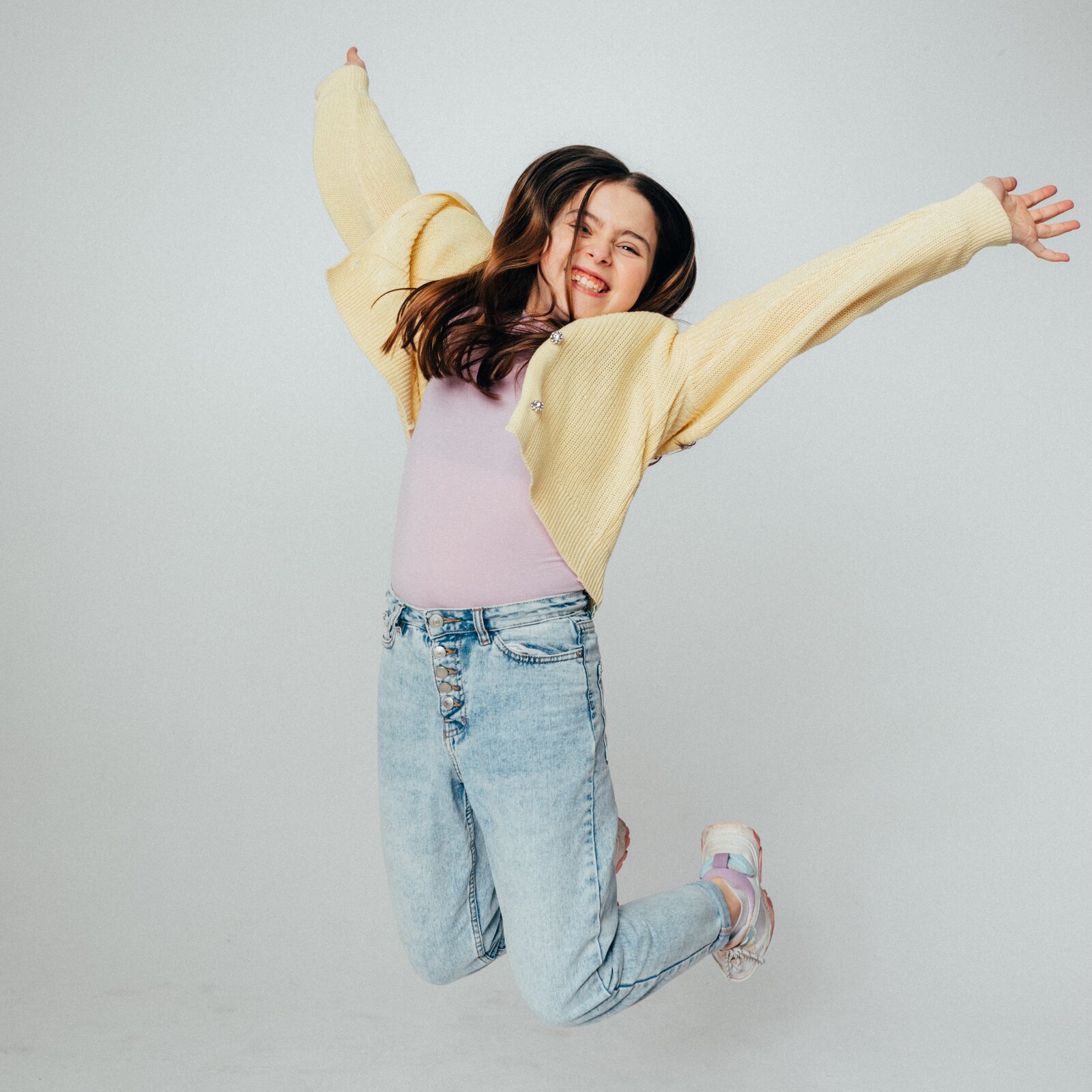 Ilustracja przedstawia uśmiechniętą dziewczynę, która podskakuje.