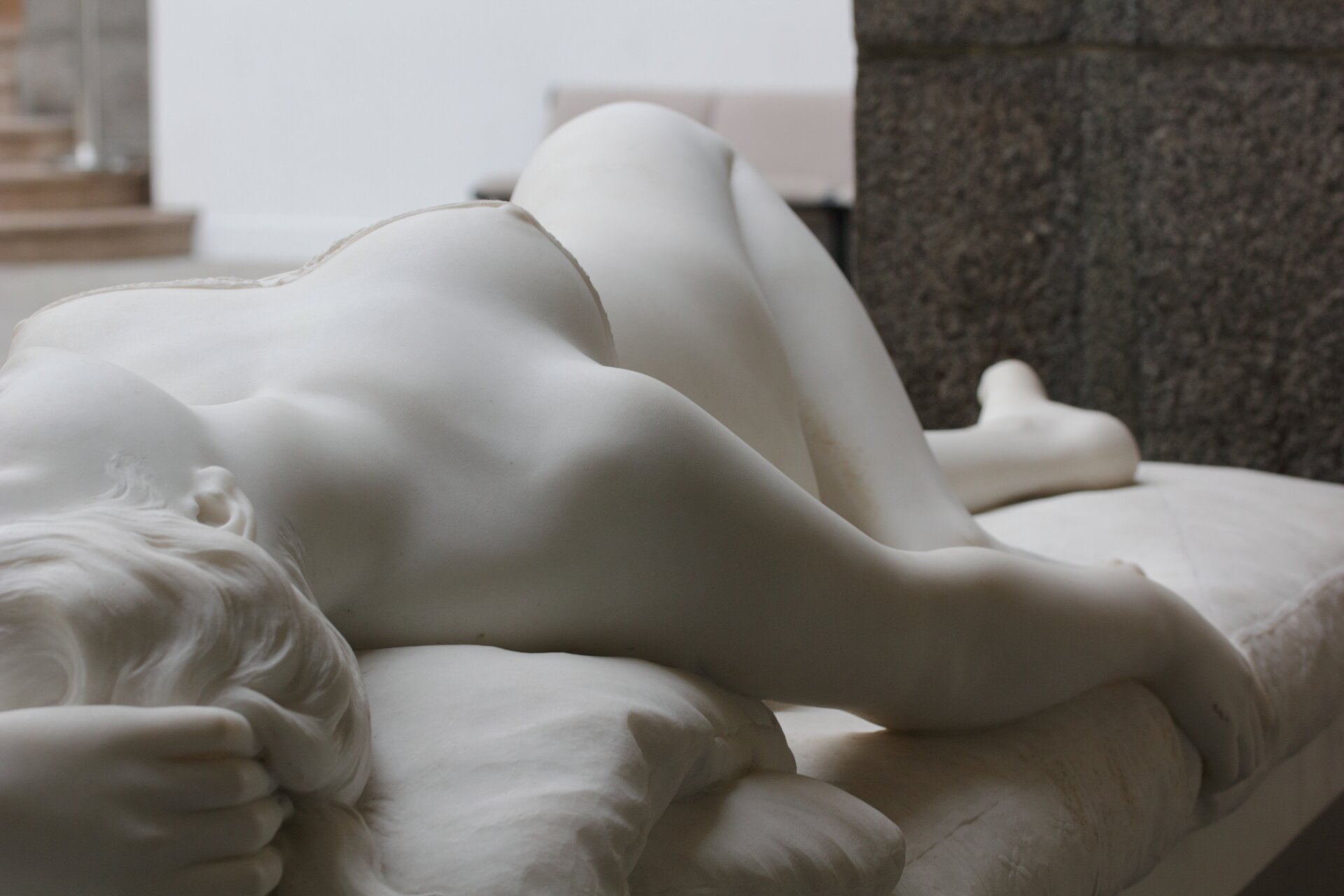 Fotografia nieznanego autora prezentuje rzeźbę Eugene Cyrille Bruneta pod tytułem „Messalina”, która została wykonana z jasnego kamienia. Rzeźba przedstawia nagą kobietę leżącą na łóżku. Jedną rękę ma pod głową, druga leży swobodnie wzdłuż ciała. Jej jedna noga jest zgięta w kolanie, zaś druga swobodnie leży na łóżku. W tle widać meble oraz ściany pomieszczenia.