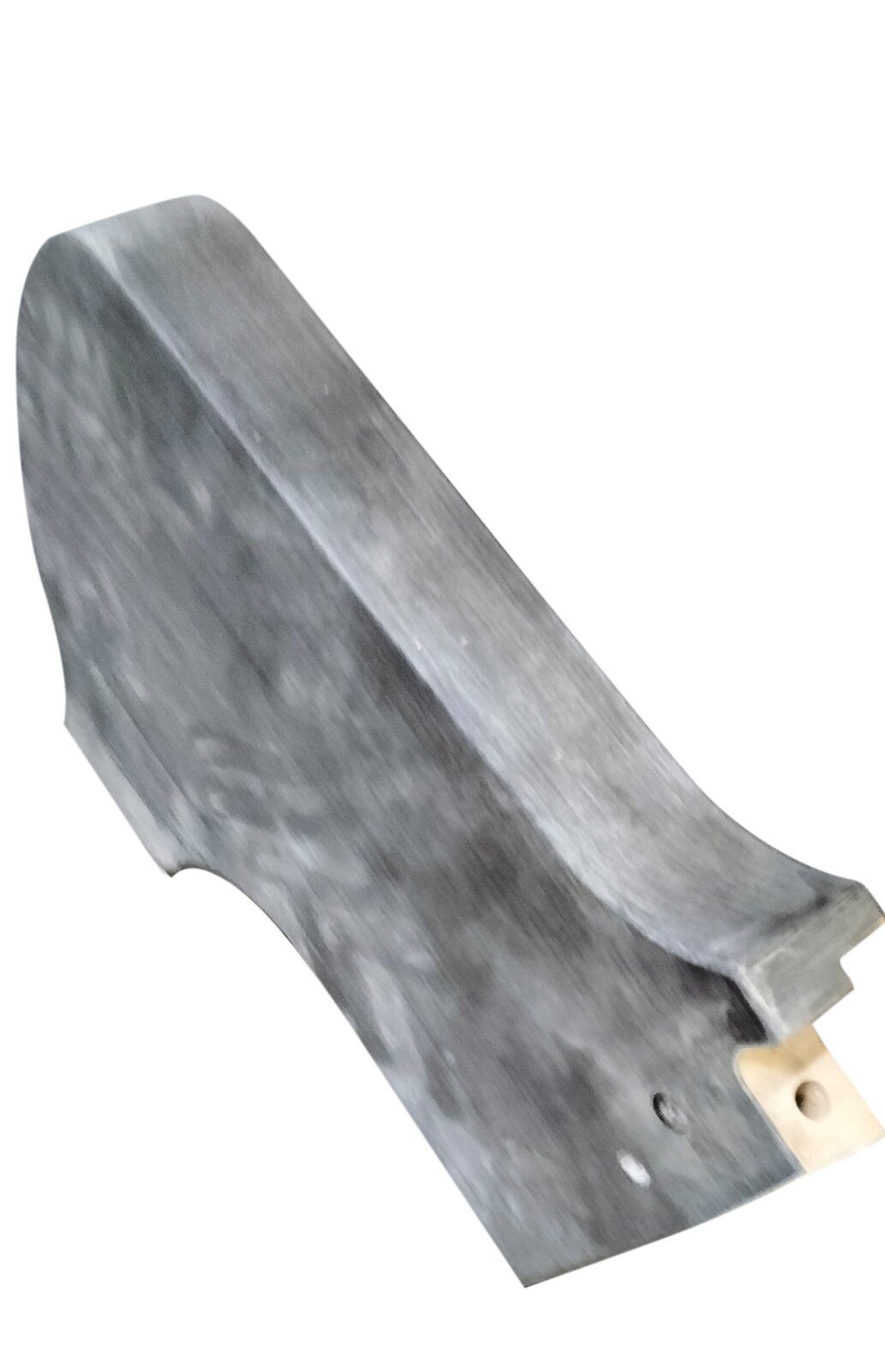 Zdjęcie przedstawia element obudowy pianinowej polakierowany czarnym lakierem poliestrowym. Widoczny jest element w ujęciu z ukosa. Jego górna powierzchnia jest prostokątna z wcięciem w dolnej części. Boczna powierzchnia ma nieregularny kształt zbliżony do leżącej cyfry 1, z zaokrąglonymi narożnikami. Powierzchnia jest lekko rozmyta, błyszcząca, w kolorze szaro‑srebrnym.