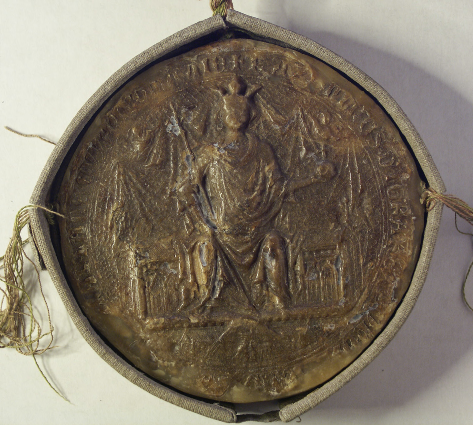 Ilustracja przedstawia pieczęć króla niemieckiego, Rudolfa z Habsburga. Na pieczęci uwieczniona jest niewyraźna postać władcy siedzącego na tronie. Ubrany jest w powłóczyste szaty, na głowie ma koronę, a w ręce włócznię i jabłko z krzyżem. Na krawędziach pieczęci znajdują się napisy w języku łacińskim.  