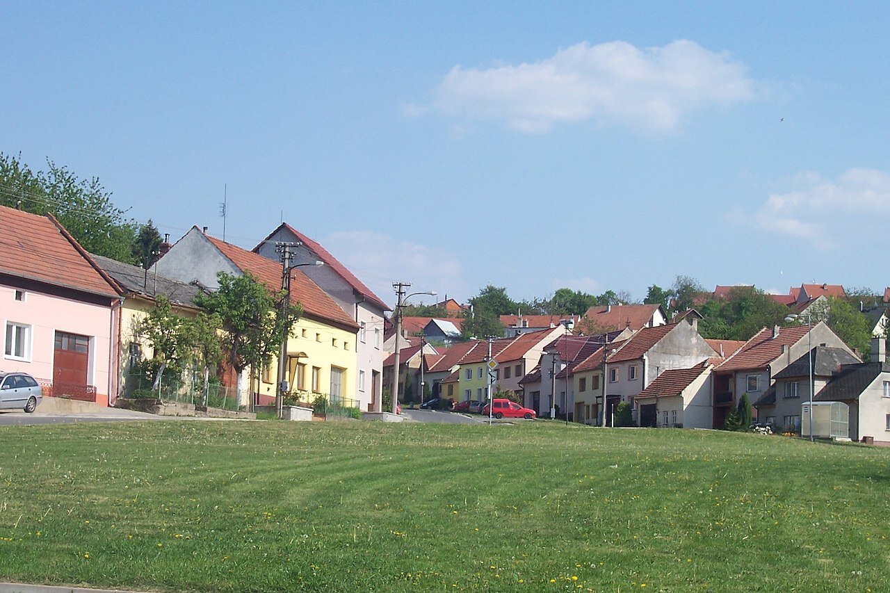 Ilustracja przedstawia tzw. nawsie. Jest to plac, który dawniej pełnił centrum wsi. 