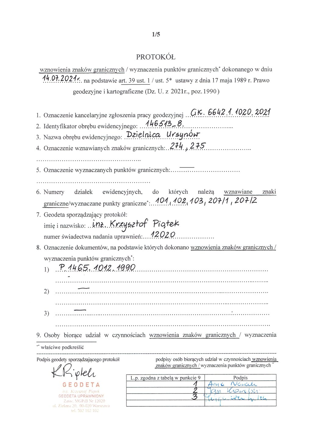 Zdjęcie przedstawia pierwszą stronę protokołu wznowienia znaków granicznych ukośnik wyznaczenia znaków granicznych. Protokół zawiera informację o podstawie prawnej, dane identyfikacyjne obrębu ewidencyjnego, numery znaków granicznych, numery punktów granicznych, numery działek, do których należą punkty i znaki graniczne, dane geodety sporządzającego protokół, listy dokumentów, na podstawie których dokonano wznowienia ukośnik wyznaczenia, podpis geodety sporządzającego protokół oraz podpis osób biorących udział w czynnościach wznawiania ukośnik wyznaczania.