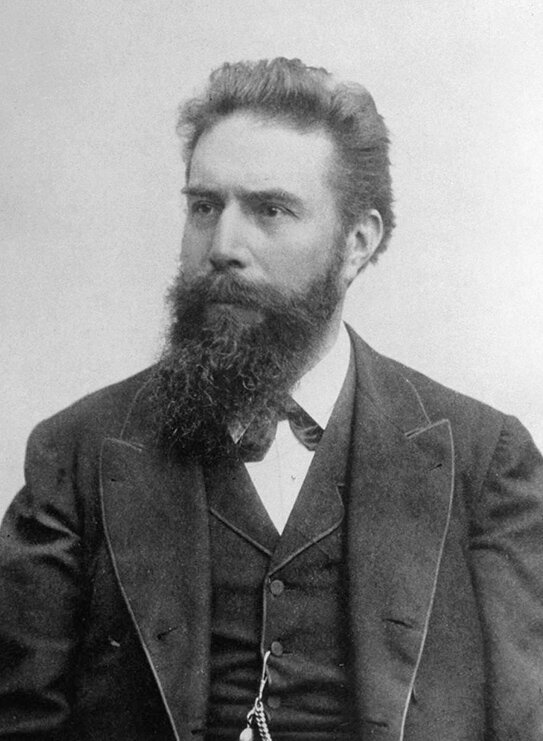 Fotografia czarno-biała przedstawiająca portret Wilhelma Conrada Röntgena.