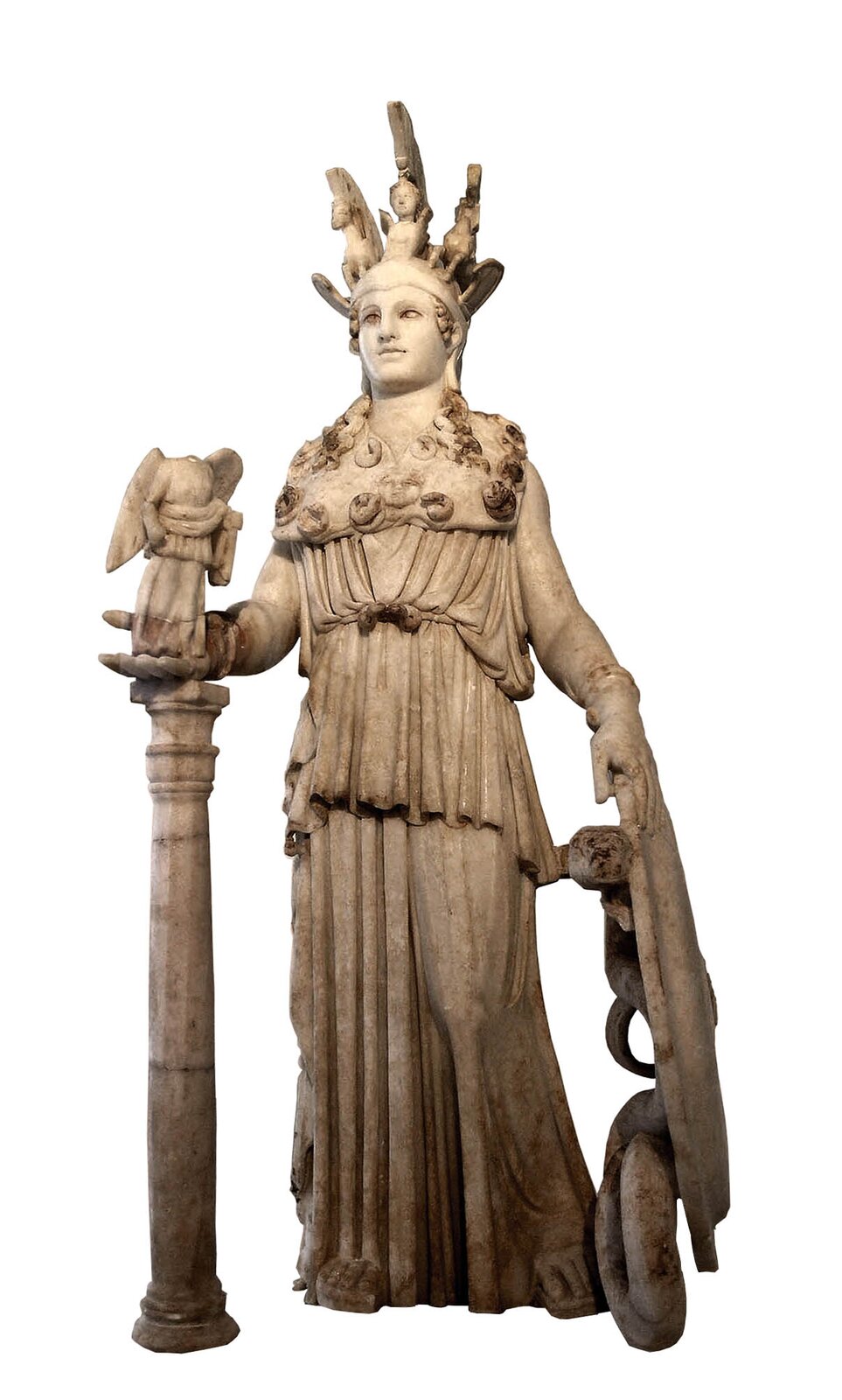 Zdjęcie przedstawia posąg bogini Ateny. Na głowie nosi hełm, ubrana jest w peplos (długą wierzchnią szatę). Na wysuniętej prawej dłoni trzyma figurkę Nike, a przy lewym boku tarczę.