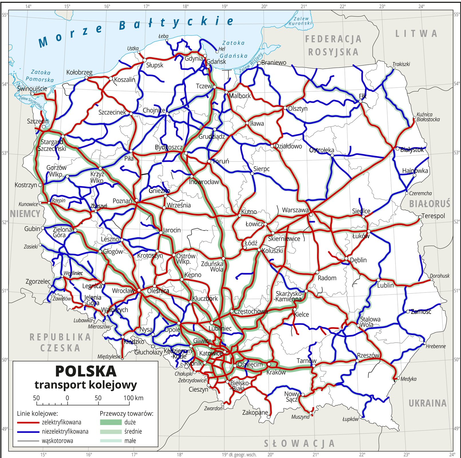 Ilustracja przedstawia mapę Polski z podziałem na województwa i obrazuje wielkość przewozu towarów liniami kolejowymi z podziałem na koleje zelektryfikowane, niezelektryfikowane i wąskotorowe. Tło mapy jest w kolorze białym. Granice województw zaznaczone są szarą linią. Białymi kropkami zaznaczono miasta wojewódzkie i miejscowości graniczne (Świnoujście, Szczecin, Stargard Szczeciński, Kostrzyn, Gorzów Wielkopolski, Kunowice, Rzepin, Zbąszyń, Poznań, Gniezno, Września, Kutno, Krzyż Wielkopolski, Inowrocław, Toruń, Bydgoszcz, Piła, Grudziądz, Szczecinek, Chojnice, Koszalin, Tczew, Słupsk, Gdynia, Gdańsk, Hel, Łeba, Ustka, Kołobrzeg, Malbork, Braniewo, Iława, Olsztyn, Działdowo, Ostrołęka, Sierpc, Ełk, Białystok, Hajnówka, Kuźnica Białostocka, Trakiszki, Czeremcha, Warszawa, Siedlce, Terespol, Łowicz, Łódź, Skierniewice, Koluszki, Łuków, Dęblin, Radom, Lublin, Dorohusk, Skarżysko‑Kamienna, Kielce, Stalowa Wola, Zamość, Hrebenne, Rzeszów, Medyka, Tarnów, Nowy Sącz, Kraków, Muszyna, Łupków, Zakopane, Zwardoń, Bielsko‑Biała, Oświęcim, Katowice, Rybnik, Kędzierzyn‑Koźle, Gliwice, Lubliniec, Częstochowa, Chałupki, Zebrzydowice, Głuchołazy, Kłocko, Międzylesie, Nysa, Opole, Lubawka, Mieroszów, Jelenia Góra, Wałbrzych, Zawidów, Zgorzelec, Węgliniec, Legnica, Wrocław, Oleśnica, Kluczbork, Zduńska Wola, Ostrów Wielkopolski, Kępno, Głogów, Leszno, Zielona Góra, Gubin, Zasieki, Jarocin). Oznaczono kraje sąsiadujące z Polską, ich granice są czarne (Niemcy, Republika Czeska, Słowacja, Ukraina, Białoruś, Litwa, Federacja Rosyjska). Kolorem niebieskim oznaczono Morze Bałtyckie, zatoki (Pomorska, Gdańska) i zalewy (Szczeciński, Wiślany, Kuroński). Linie kolejowe pokrywają całą powierzchnię Polski, największe zagęszczenie jest na zachodzie i na południu kraju. Do przedstawienia natężenia przewozu towarów użyto trzech grubości zielonych linii nałożonych na linie oznaczające koleje, najcieńsza obrazuje małe przewozy towarów, największa – duże przewozy. Wielkość przewozu towarów transportem kolejowym największa jest na zachodzie i południu Polski. Mapa pokryta jest równoleżnikami i południkami, które opisano w białej ramce dookoła mapy co jeden stopień. W legendzie opisano znaki użyte na mapie. Użyto podziałki liniowej od 0 do 100 km, co 50 km.