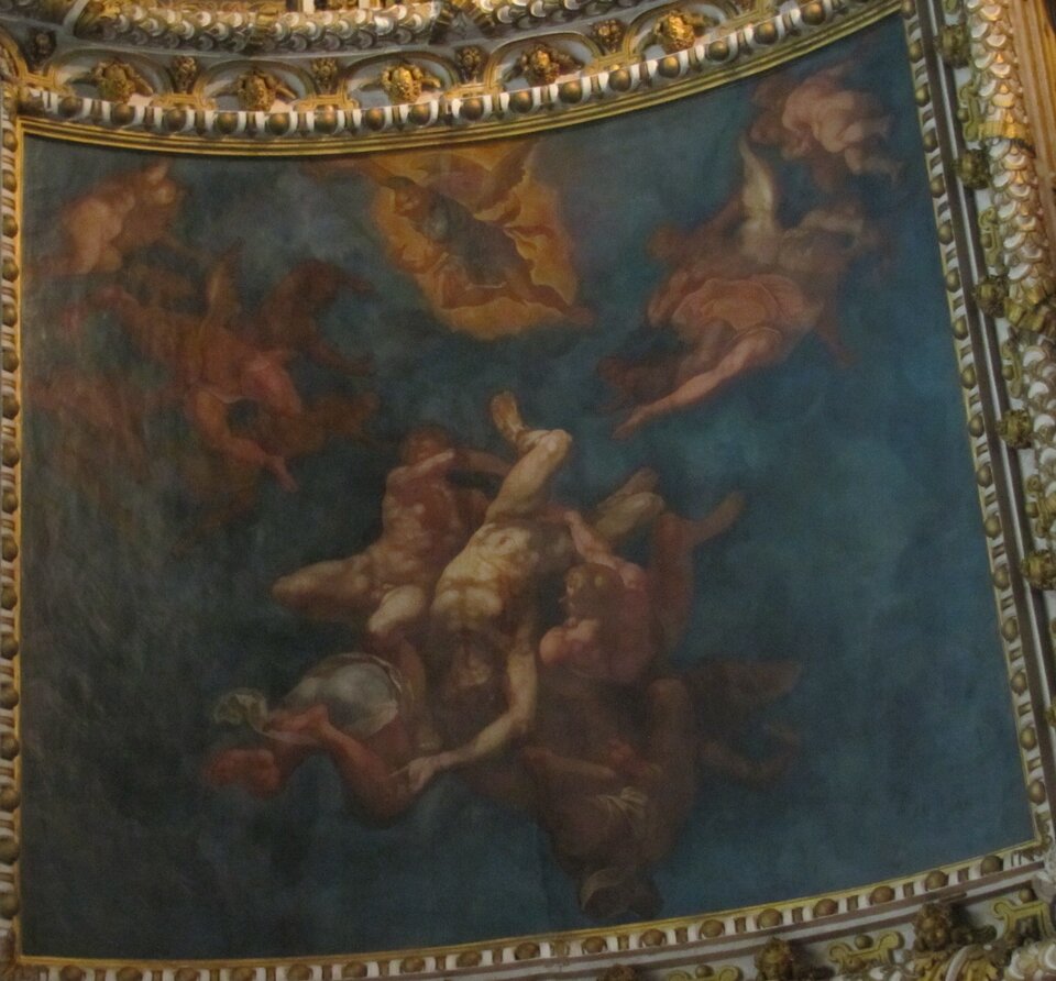 Ilustracja o kształcie kwadratu przedstawia fresk Martina Fremineta „Upadek aniołów”. Ukazuje grupę aniołów, spadających z nieba o ciemnoniebieskim kolorze. Nad nimi znajduje się otoczony poświatą anioł, dokonujący wyroku boskiego. Malowidło otoczone jest dekoracyjną, srebrno‑złotą ramą.