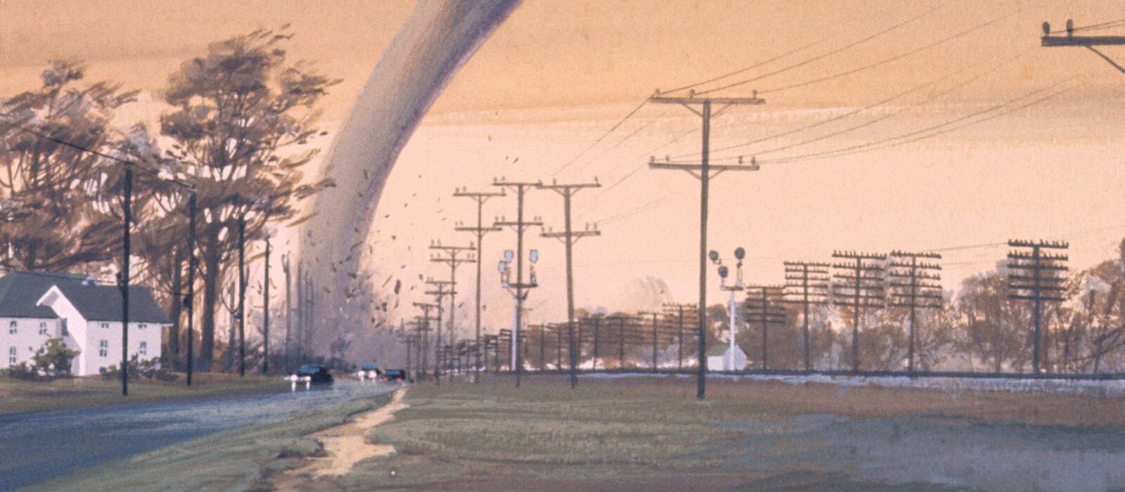 Grafika przedstawia szarą trąbę powietrzną zbliżającą się do miejscowości. Trąba przedstawiona jest na tle beżowego nieba i dotyka ziemi. U dołu trąby widoczne są latające na boki przedmioty. Po prawej stronie widoczne są słupy elektryczne oraz tory kolejowe z trakcją. Po lewej stronie widoczna jest droga i jadą po niej samochody. Po lewej stronie drogi widoczny jest dom oraz wysokie drzewa.