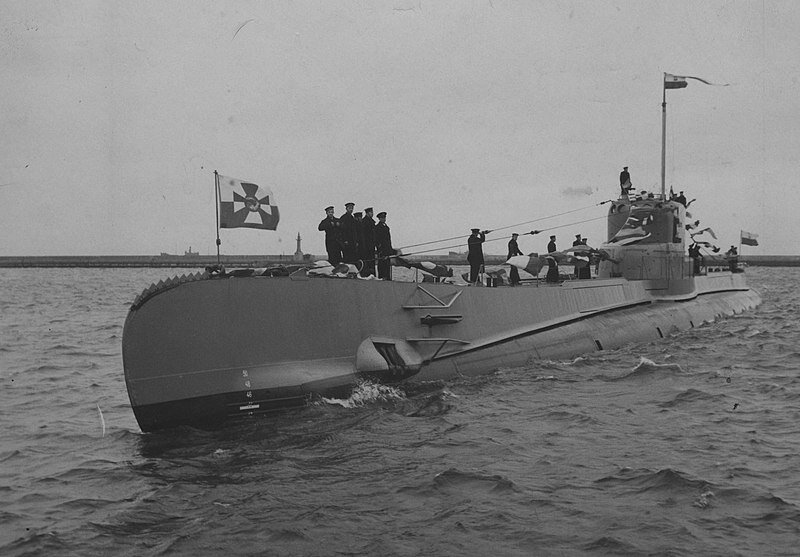Zdjęcie przedstawia wojskowy okręt podwodny.