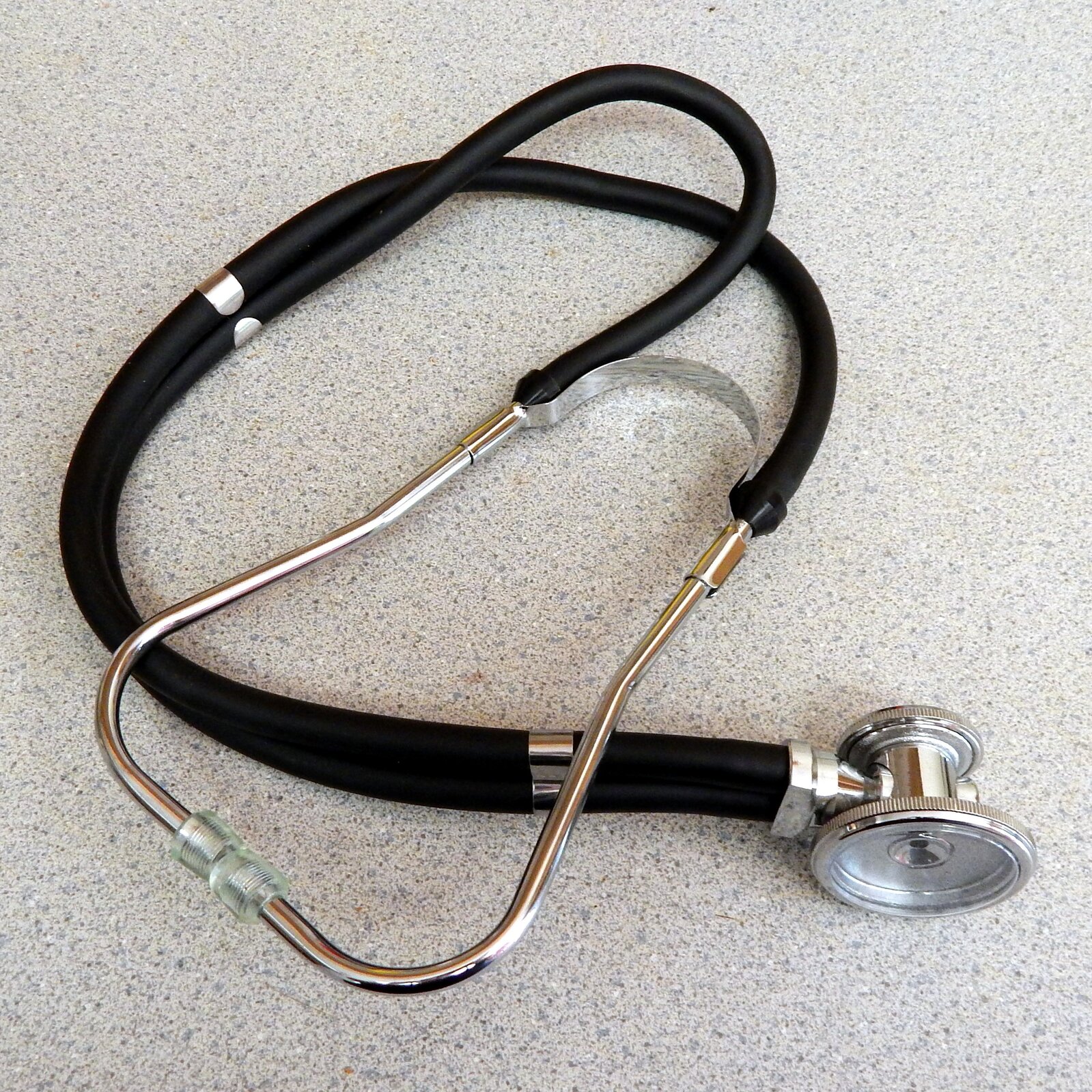 Zdjęcie ukazuje stetoskop lekarski. 