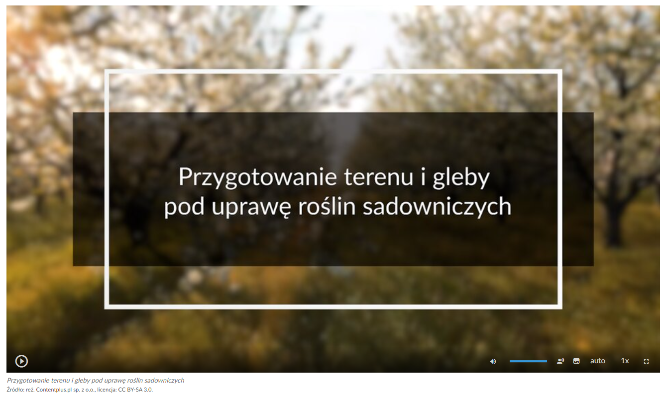 Grafika przedstawia wygląd okna, w którym prezentowany jest film o tytule Przygotowanie terenu pod sadzenie drzewek i prowadzenie sadu. Okno ma kształt prostokąta. W lewym dolnym rogu znajduje się ikona włączania i wyłączania filmu. W prawym dolnym rogu ekranu umieszczono szereg różnych ikon. Odpowiedzialne są one za zmianę głośności, włączenie wersji filmu z audiodeskrypcją, włączenie napisów, zmianę jakości filmu, zmianę szybkości jego odtwarzania oraz włączenie trybu pełnometrażowego.