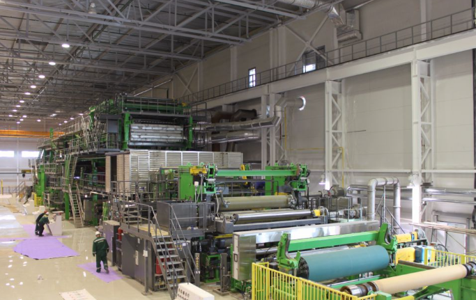 Zdjęcie przedstawia gumówkę - w urządzeniu odbywa się pokrywanie powierzchni papieru klejem oraz suszenie warstwy. Po zwilżeniu warstwy klejowej przywrócone zostają właściwości przylepne kleju.